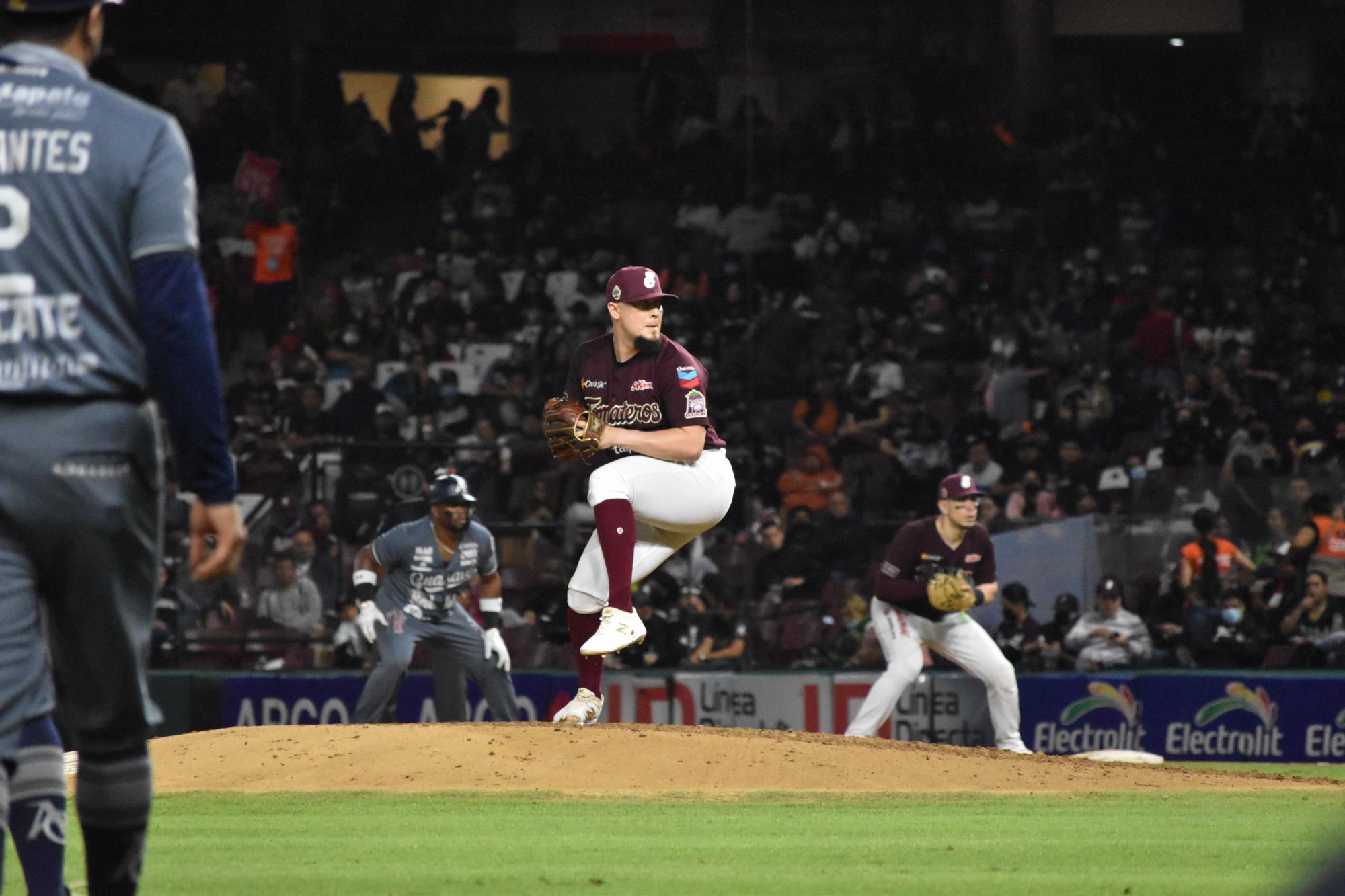$!Tomateros de Culiacán remonta con jonrón de Víctor Mendoza y está cerca de la final de la LMP
