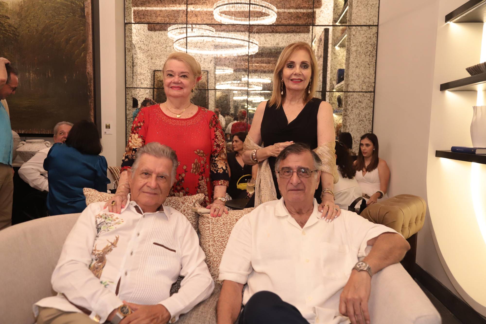 $!Mabel Barros de De la Fuente y Manrry Gastélum de Fuentevilla. Sentados Emilio de la Fuente y José Ramón “Tote” Fuentevilla.