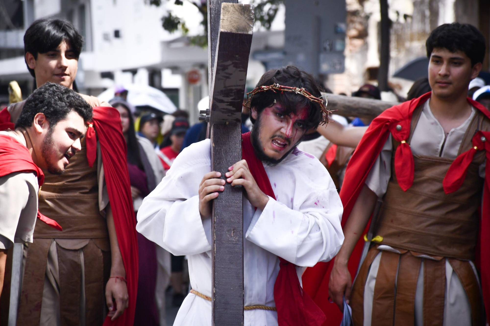 $!Culiacán presencia el camino a la cruz de Cristo con una escenificación juvenil