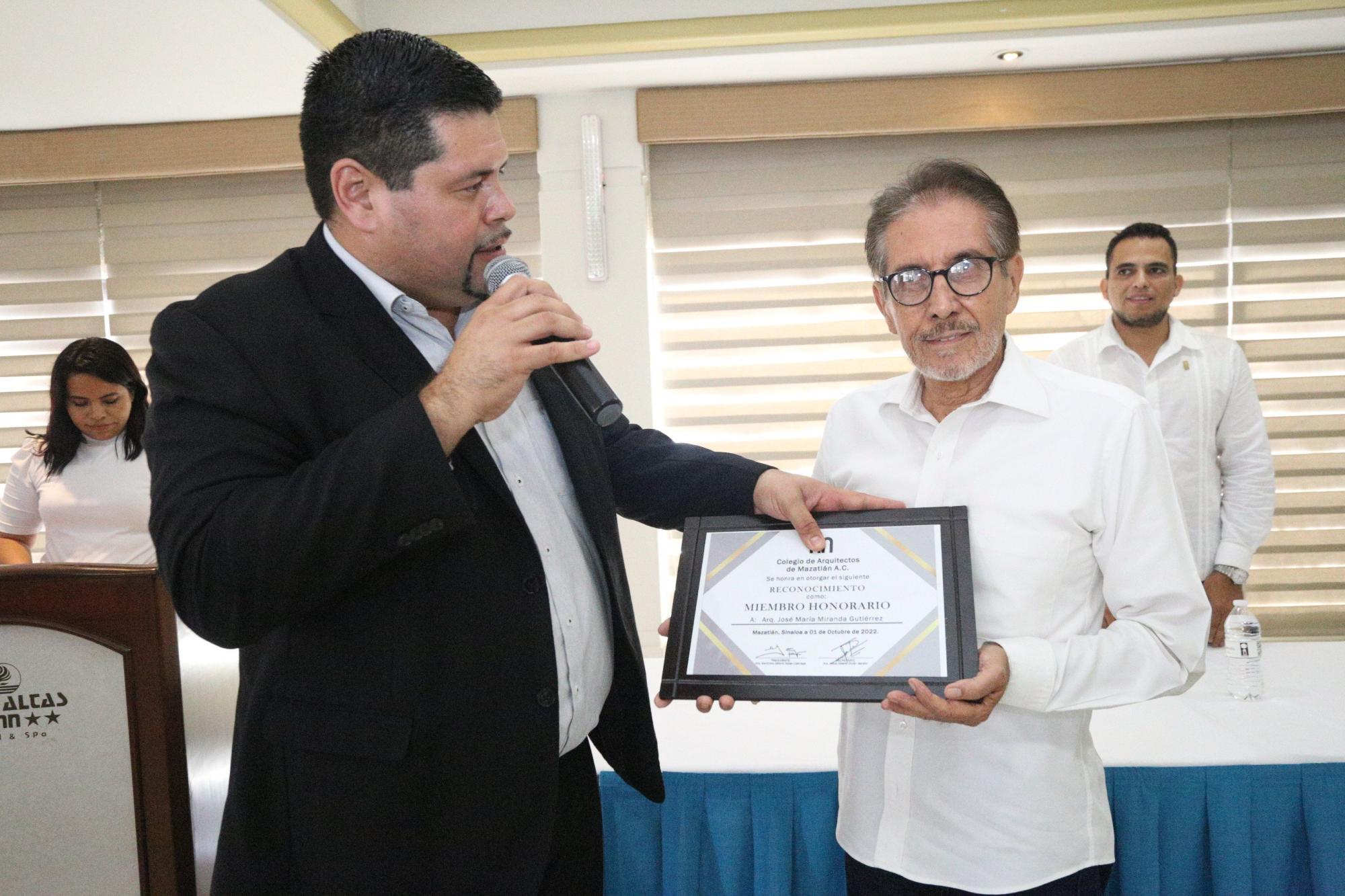 $!Gerónimo Alberto Salas hace entrega de un renocimiento al arquitecto, José María Miranda.