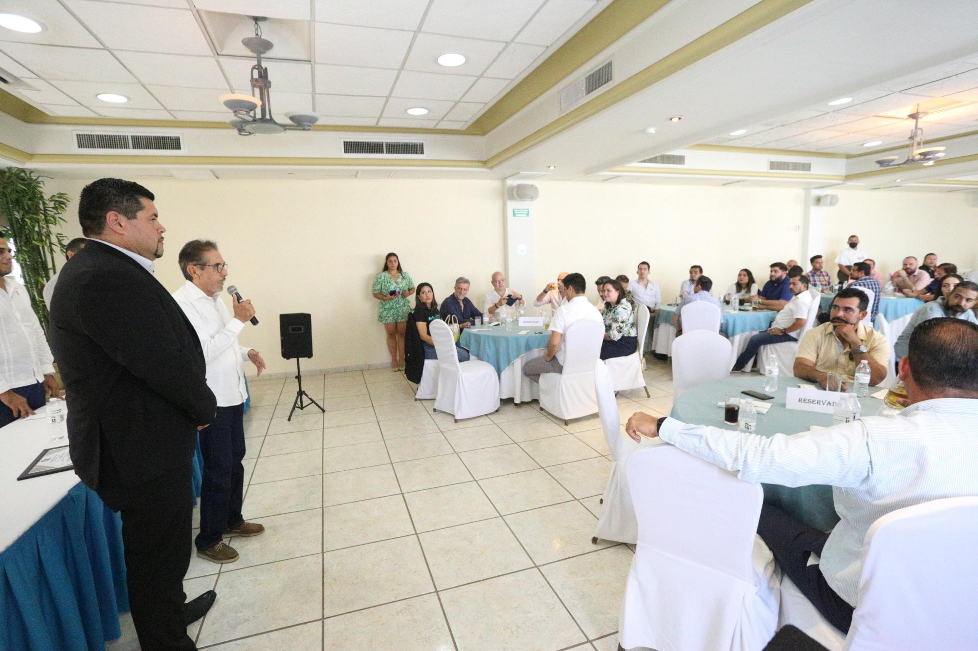 $!El arquitecto José María Miranda agradeció la distinción que le realizaron a los presentes.
