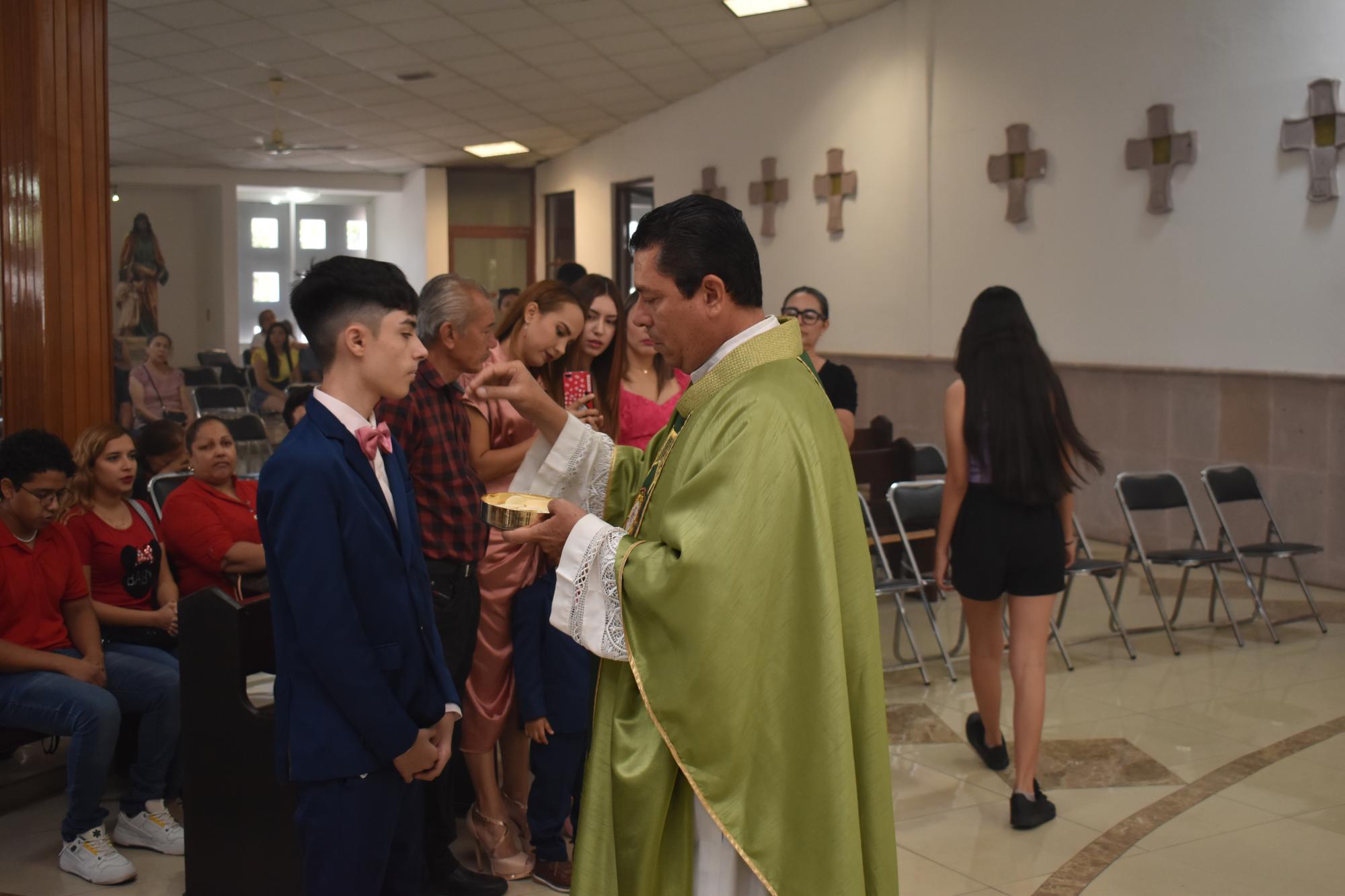 $!Alán recibe a Dios y agradece llegar a los 15 años.