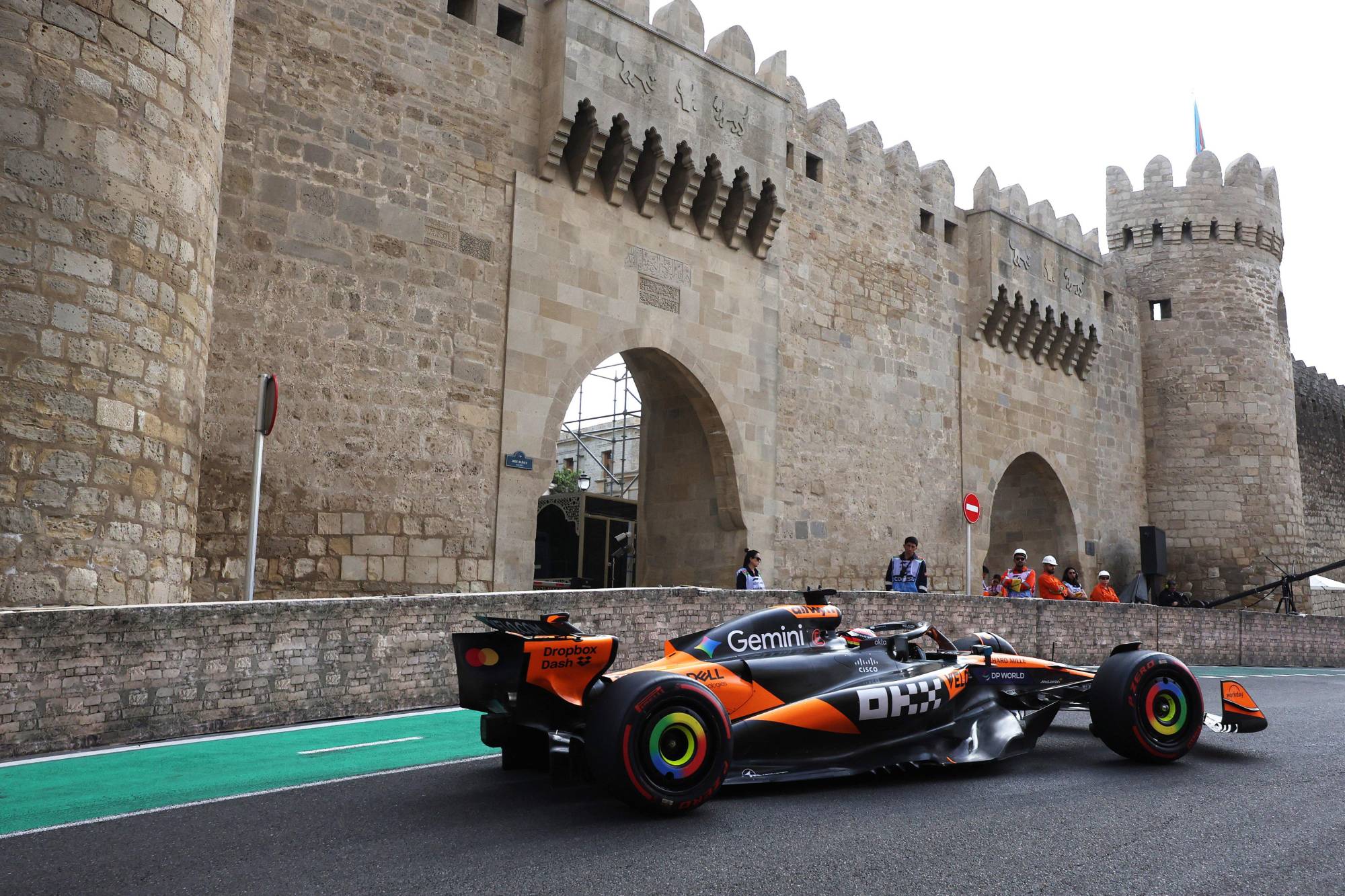 $!Hamilton lidera y Ferrari le roba el protagonismo a McLaren en Baku