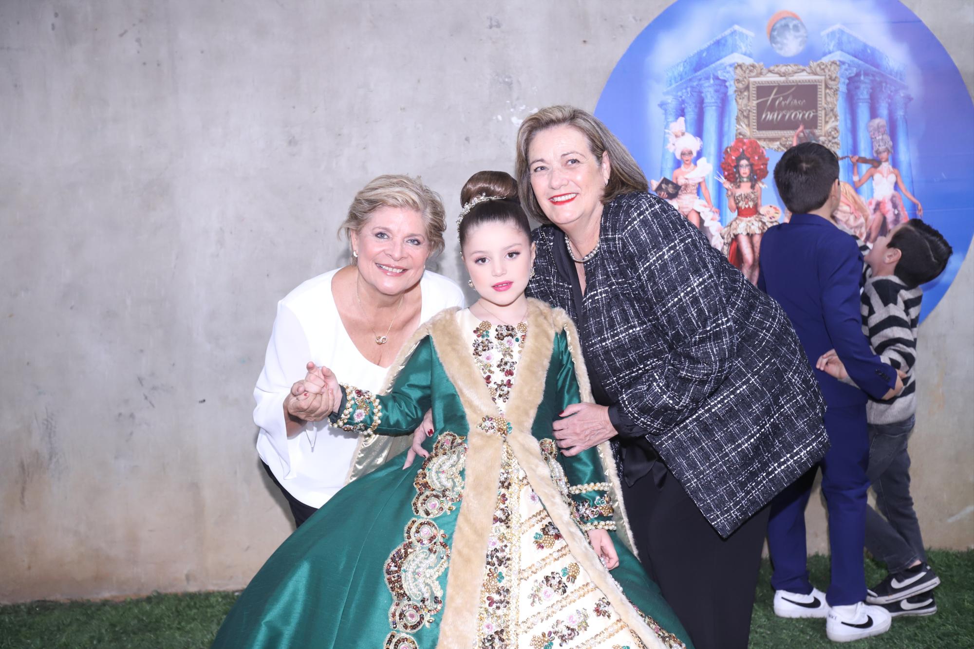 $!María Paula entre sus abuelitas Dora Irma Cárdenas de Velarde y Adriana Rocha de García.