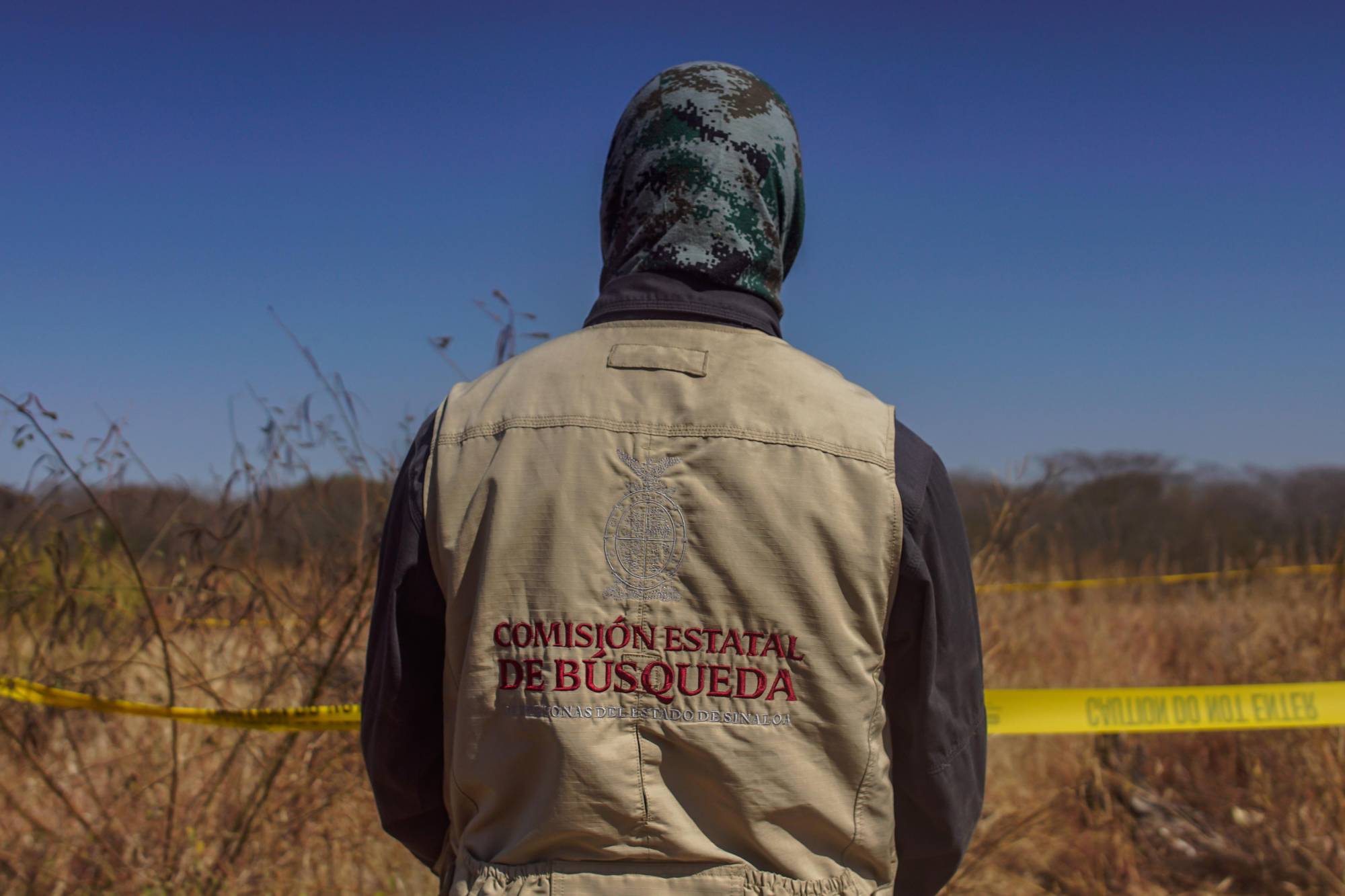 $!Un oficial de la Comisión Estatal de Búsqueda durante el hallazgo de una fosa clandestina ubicada atrás del aeropuerto de Culiacán.