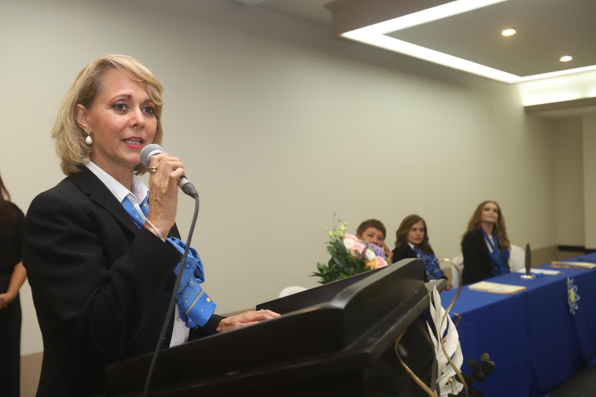 $!Angélica Martín de Madero fue la encargada de tomar la protesta a la nueva mesa directiva.
