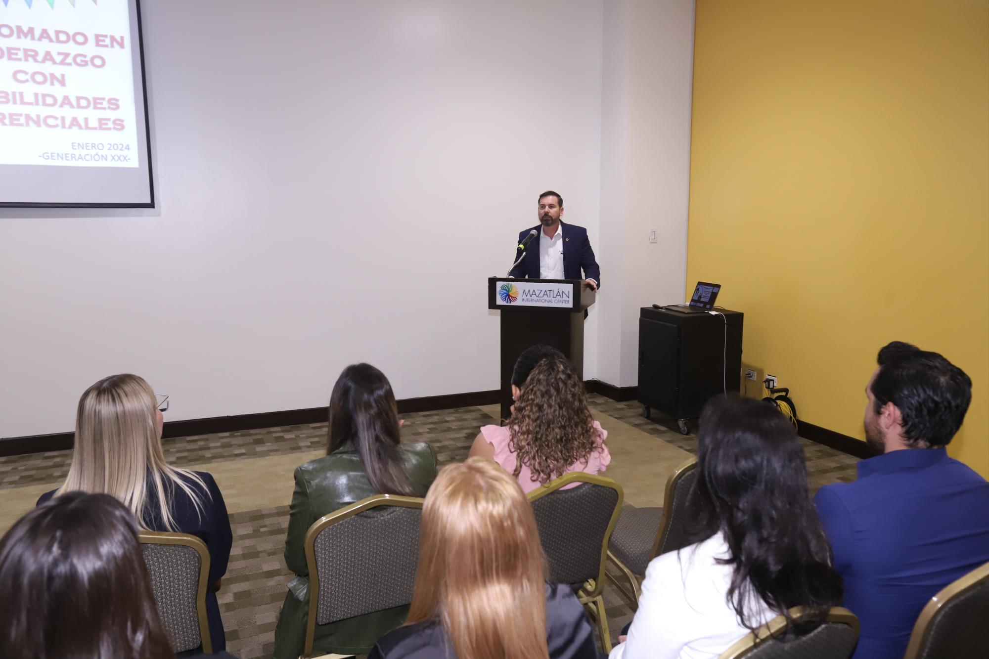 $!Sergio Rojas, presidente de Canacintra, expresó un mensaje a los alumnos.