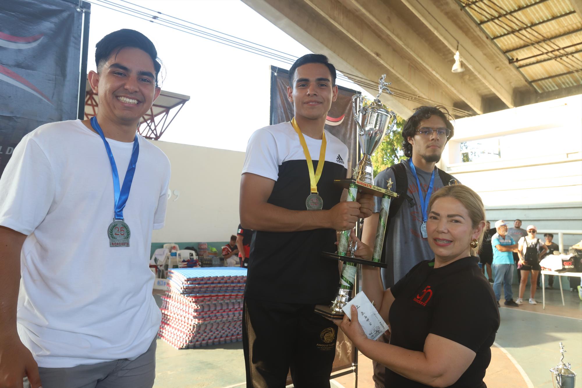 $!Elizabeth Peraza premió a Carlos Emmanuel López, Hecmar Arnoldo Bojórquez y Sergio Rojas.