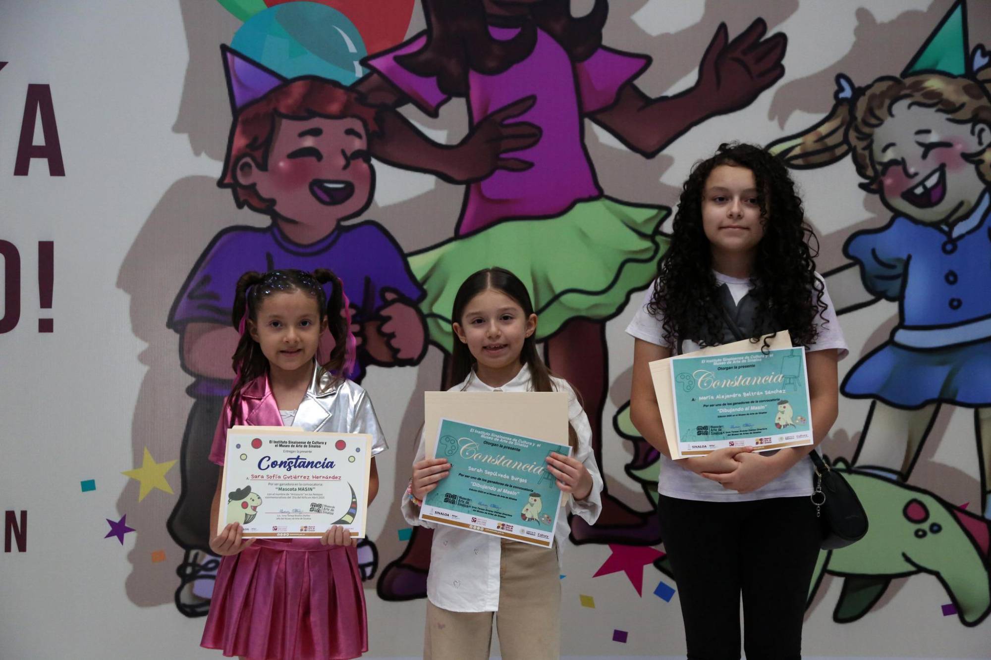 $!Sara Sofía Gutiérrez, Sarah Sepúlveda y María Alejandra Beltrán con sus diplomas de ganadoras.