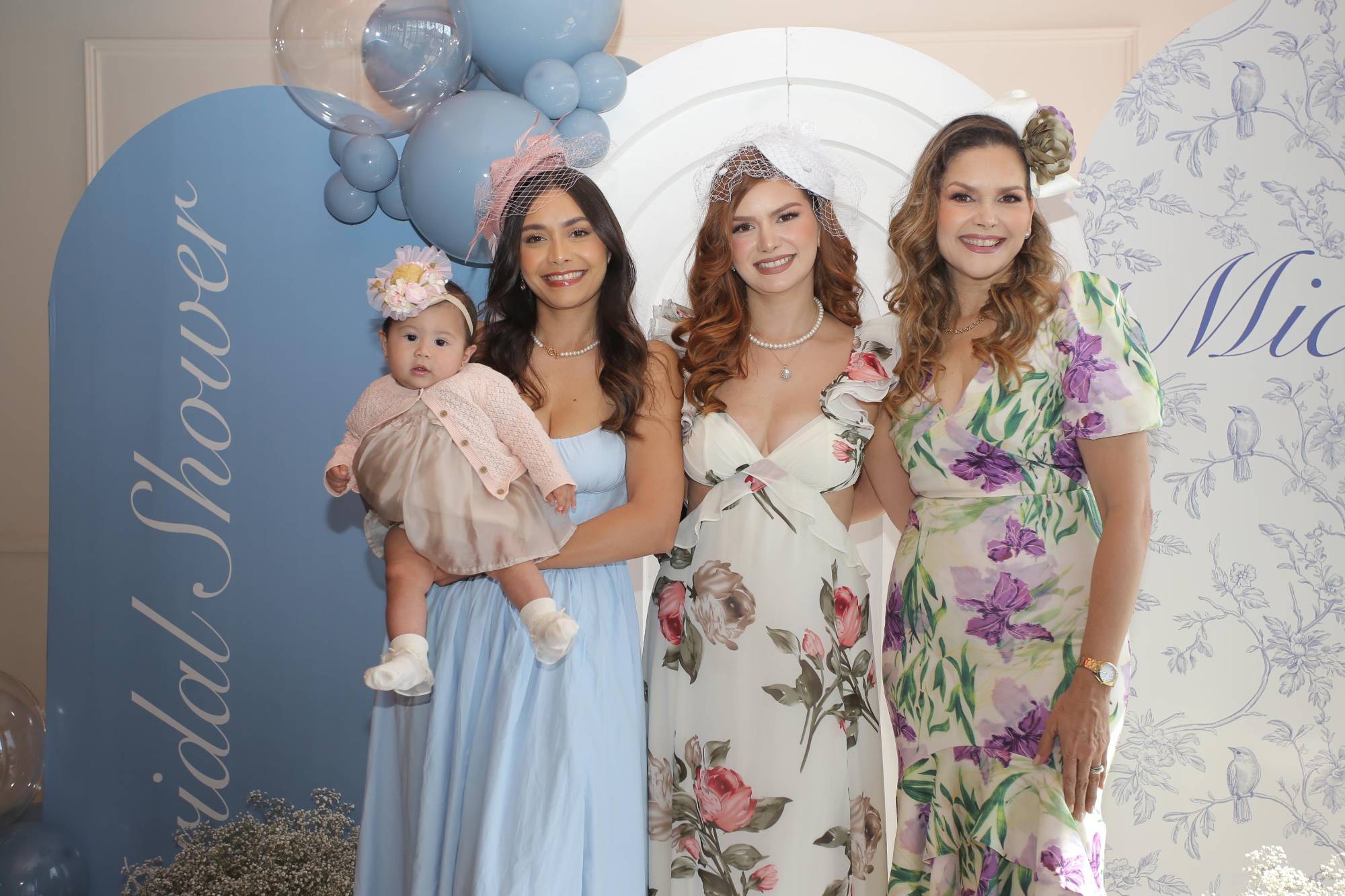 $!La futura novia entre su mamá Imelda Morales de Chicuate; su hermana Ámbar Marbella Chicuate de Arévalo, y la pequeña Mía Arévalo.