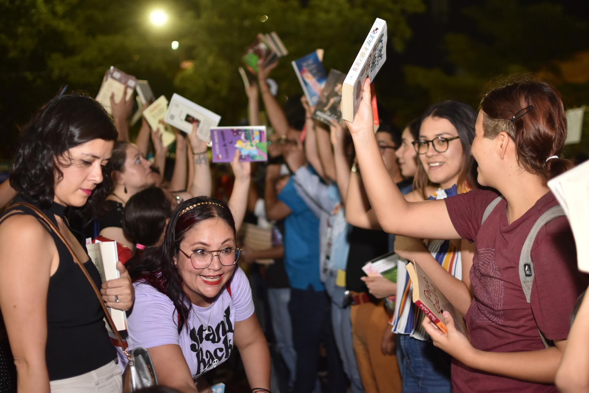 $!Los sinaloenses se sumaron al programa Regala Un Libro, compartiendo e intercambiando sus obras favoritas.