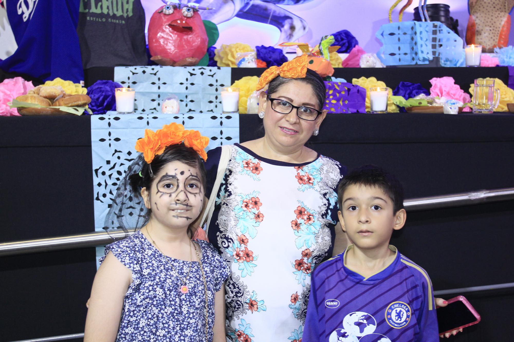 $!Karina López con sus hijos Emilia y Mateo Vidales.