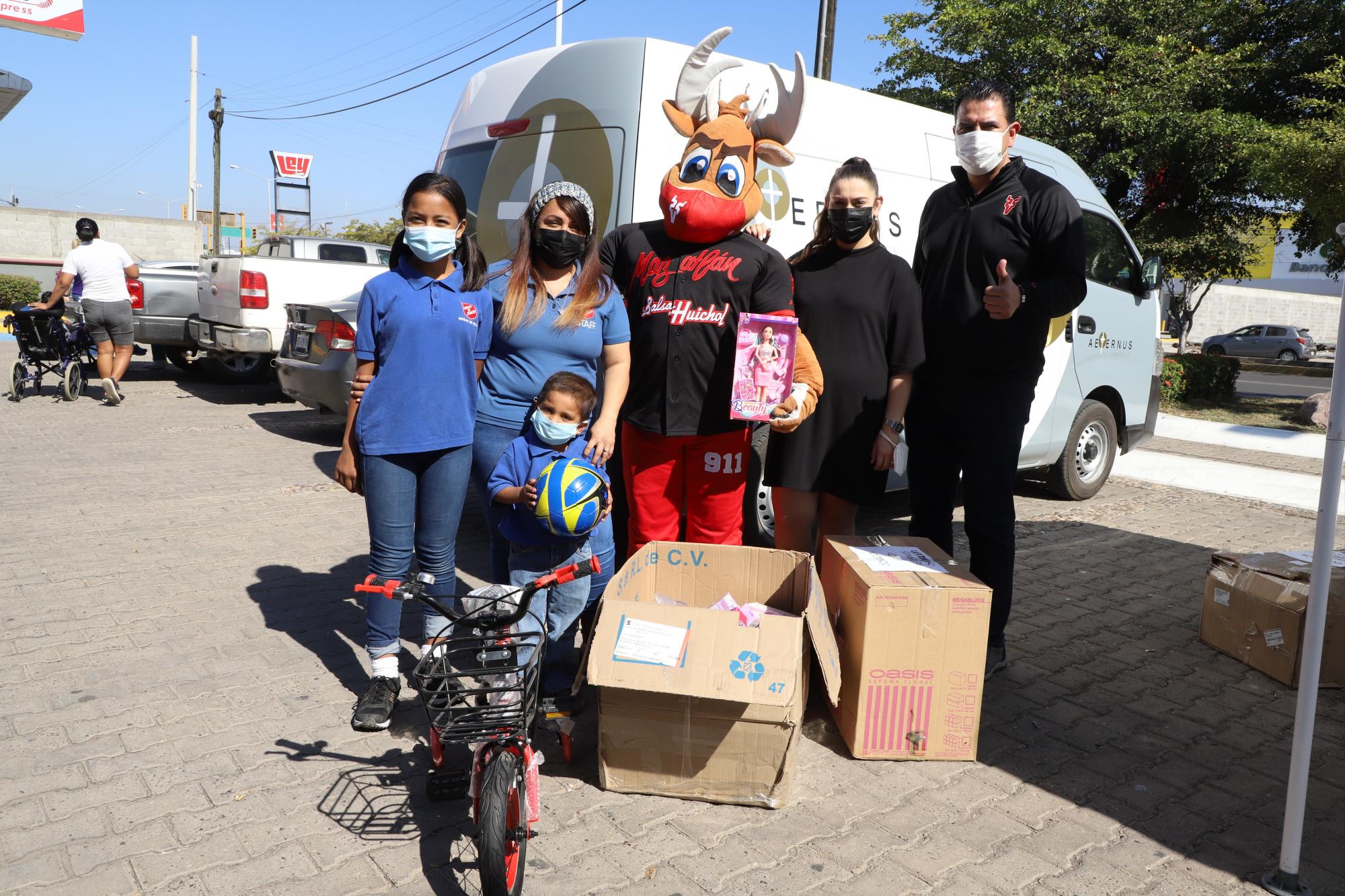 $!Venados de Mazatlán y Aeternus Funerales se convierten en Reyes Magos y brindan alegría