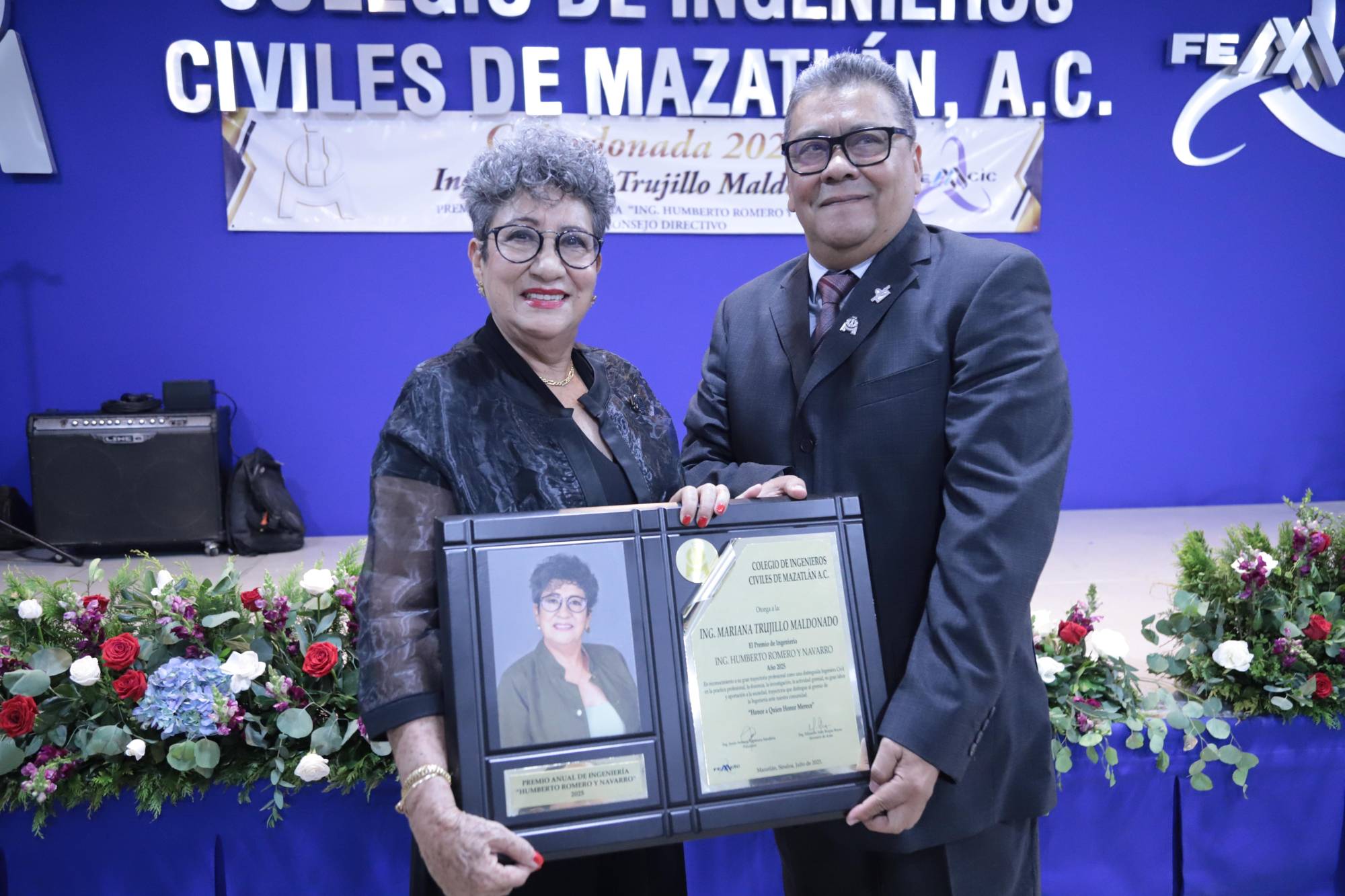 $!Mariana Trujillo recibe el reconocimiento de manos de Jesús Antonio Espinoza, presidente del colegio.