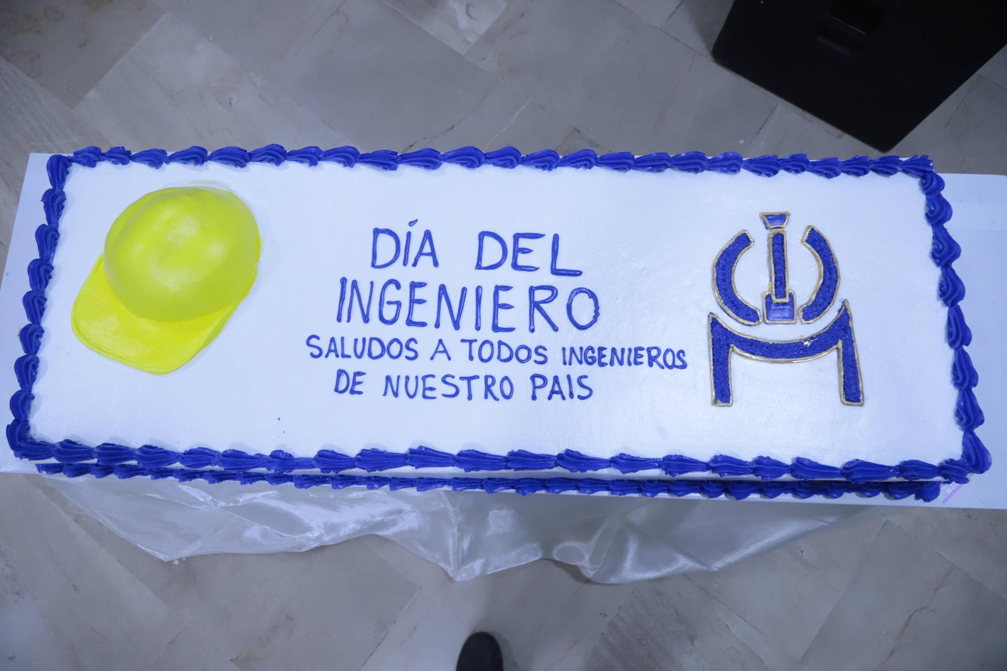 $!Un pastel, con el logotipo de la agrupación y el dibujo de un casco, símbolo de su trabajo, lució en la mesa principal.