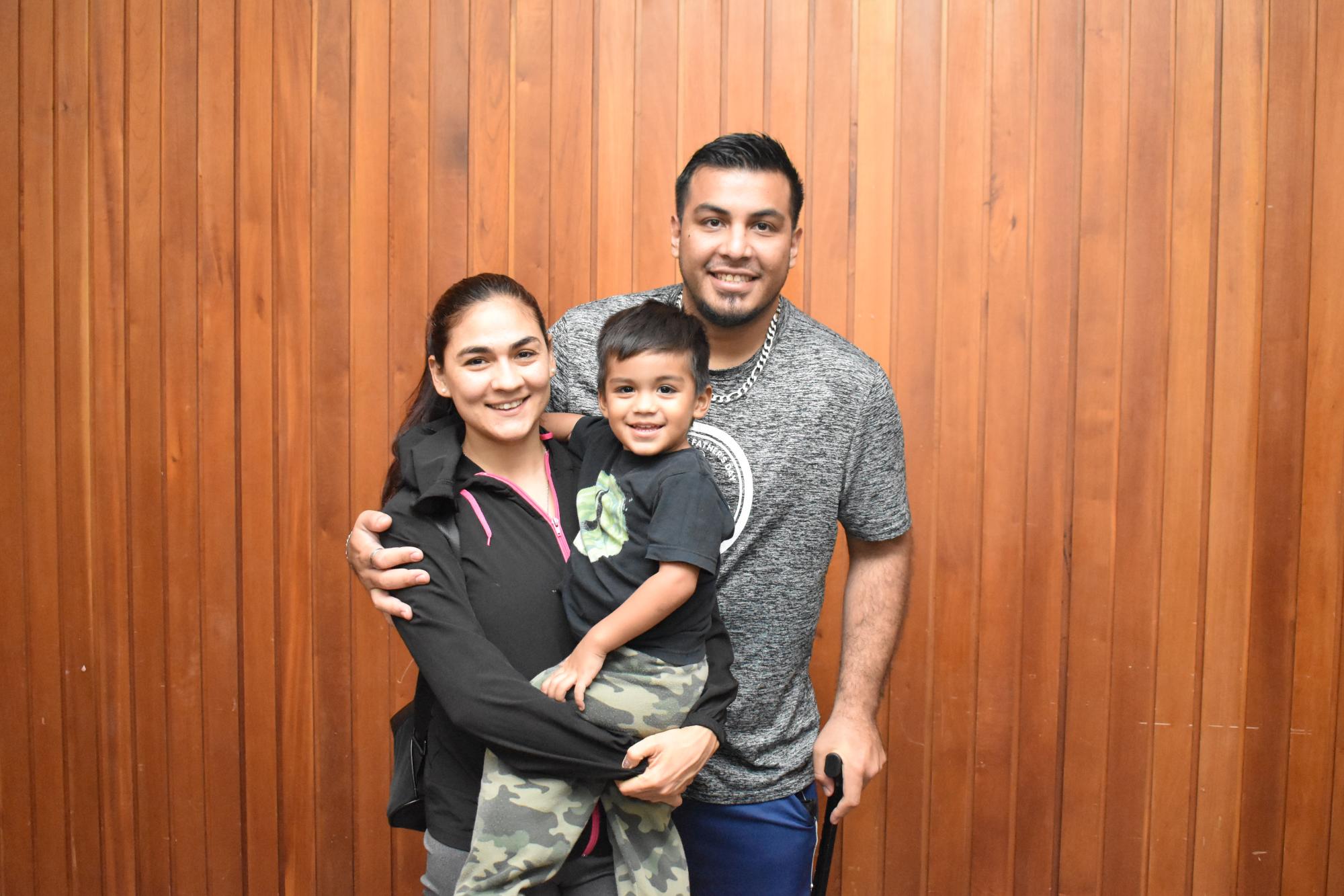 $!Angélica Borja y Alejandro Vega con su pequeño.