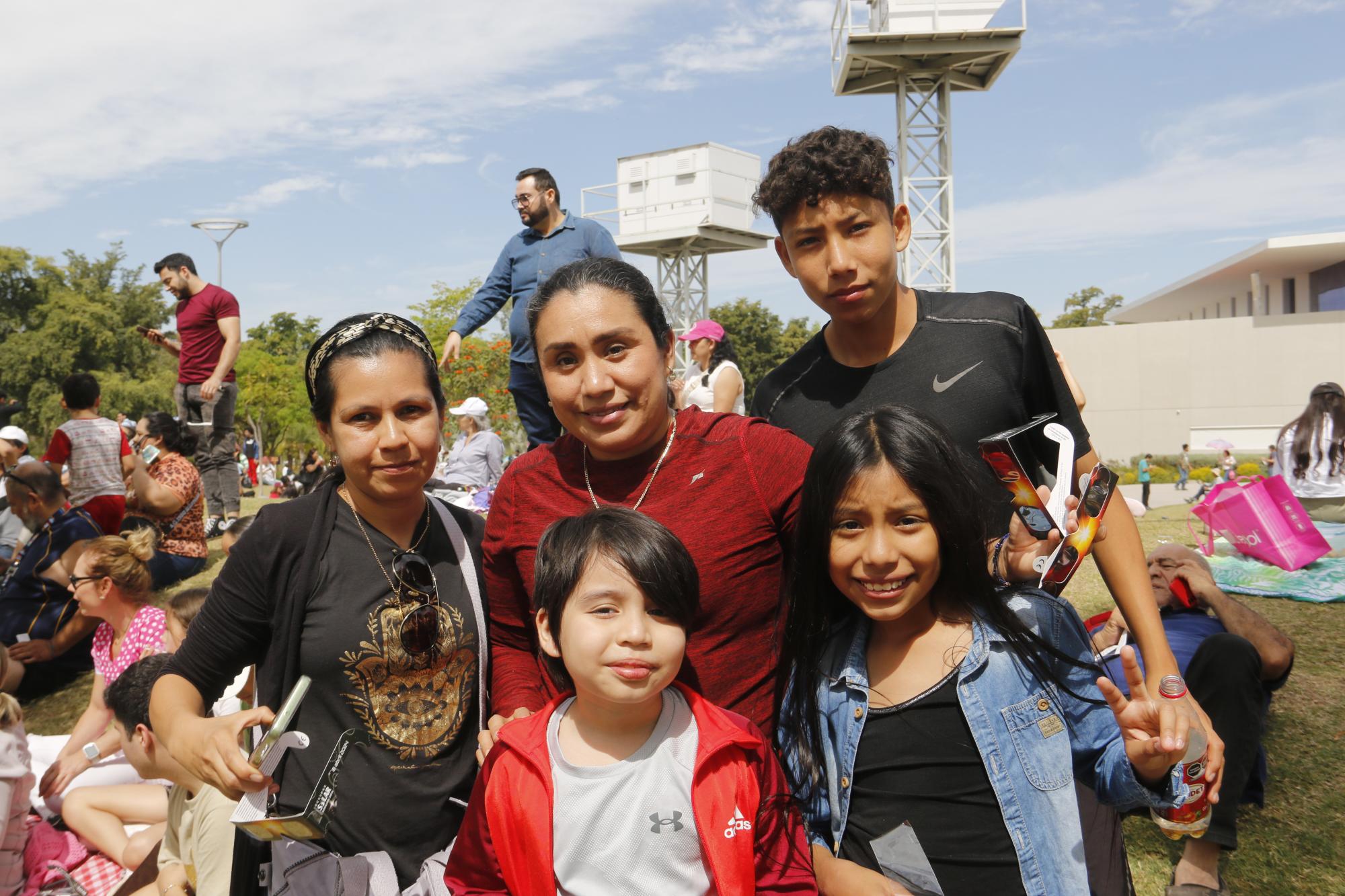 $!Lucero Lara, Sayani Leyva y Gael Leyva con los pequeños Liam Lara y Valentina González.
