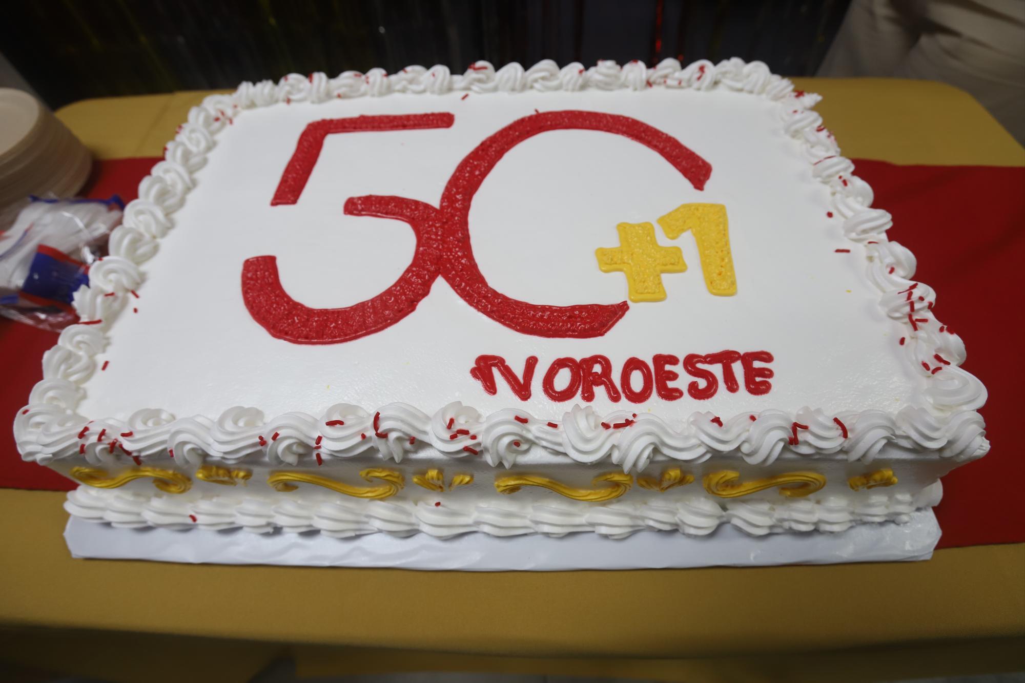 $!Un pastel con el número 50+1 y el logotipo de Datemex lució en la mesa principal.