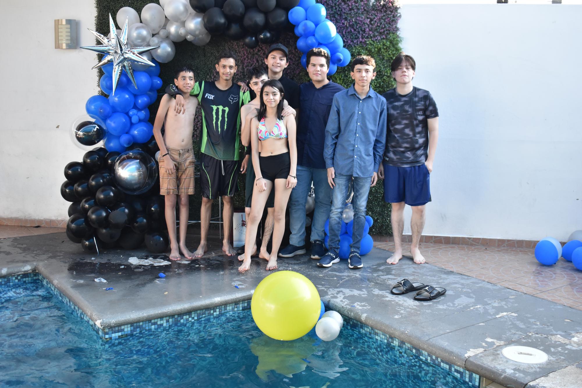 $!Sus amigos Nicolás, Marco, Kenneth y Juan Carlos, y su novia Georgina lo acompañaron.