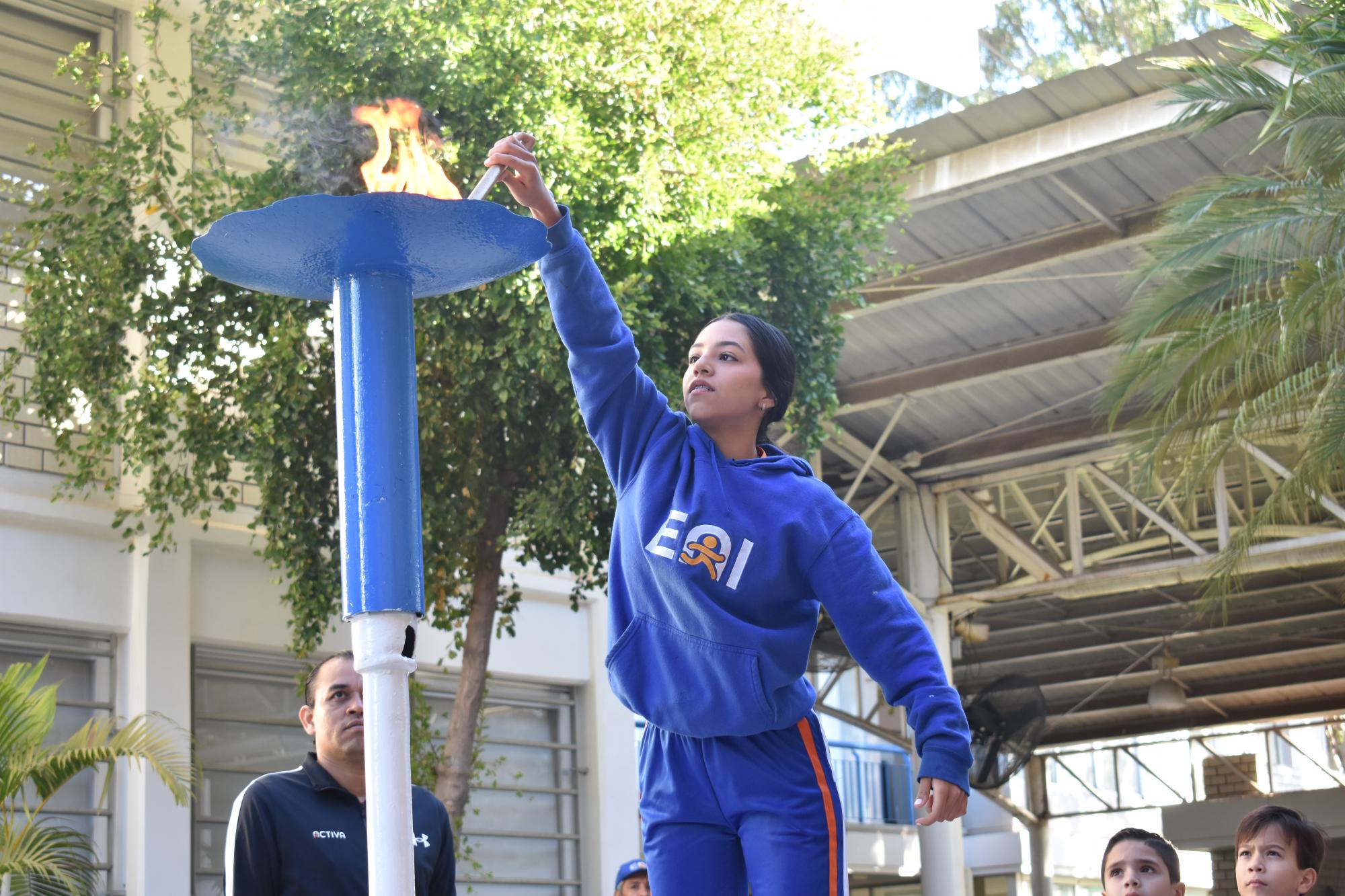 $!El encendido del fuego olímpico marcó el inicio de la miniolimpiada.
