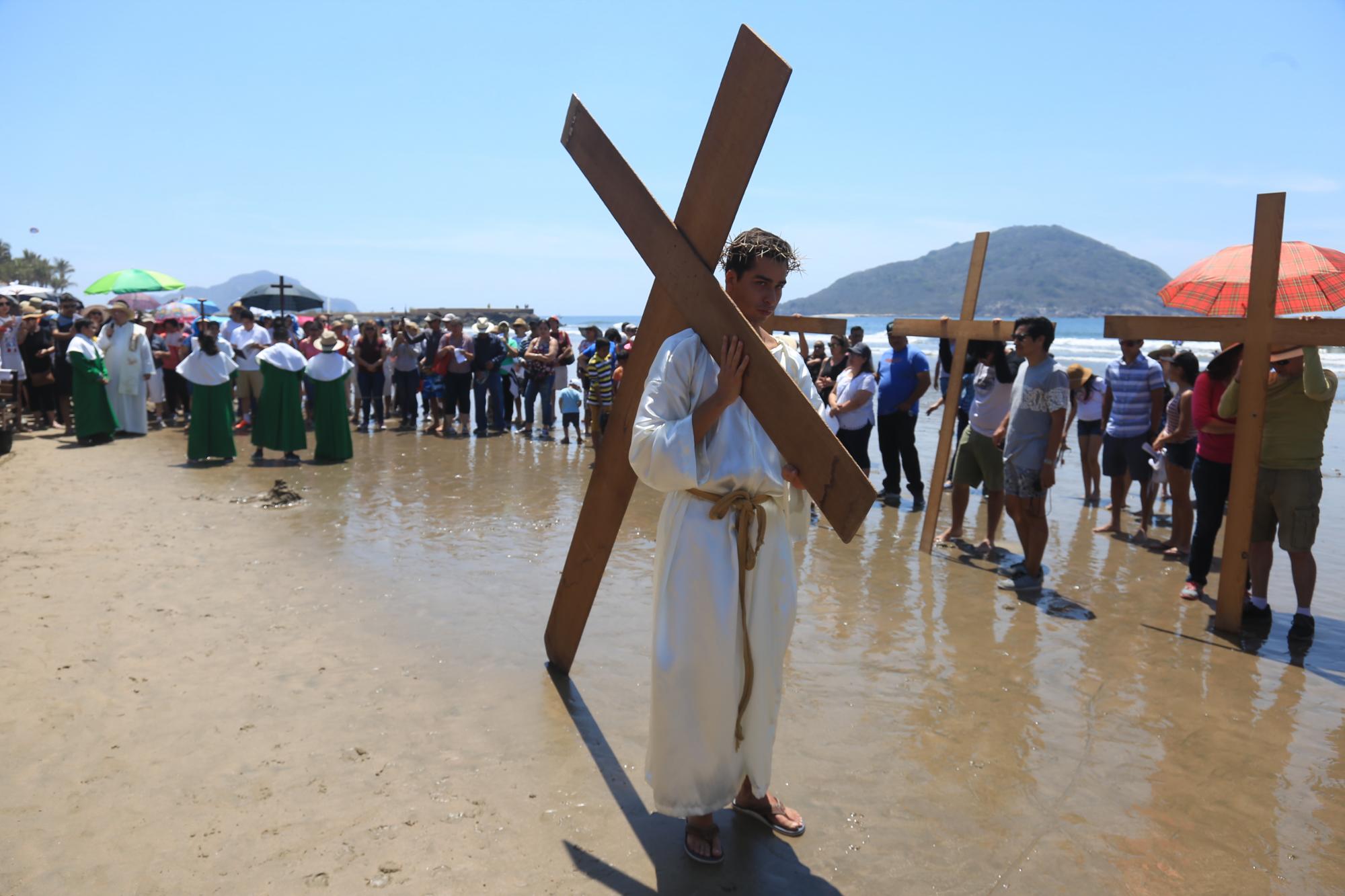 $!Viacrucis viviente que organiza el Templo de San Judas Tadeo se realiza por la playa.