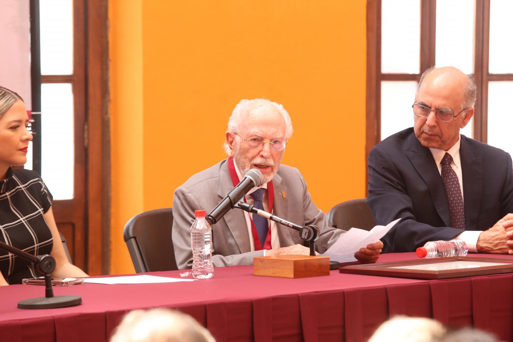 $!Jaime Labastida Ochoa fue el encargado de agradecer en nombre de los tres homenajeados, la distinción que les hizo El Colegio de Sinaloa.