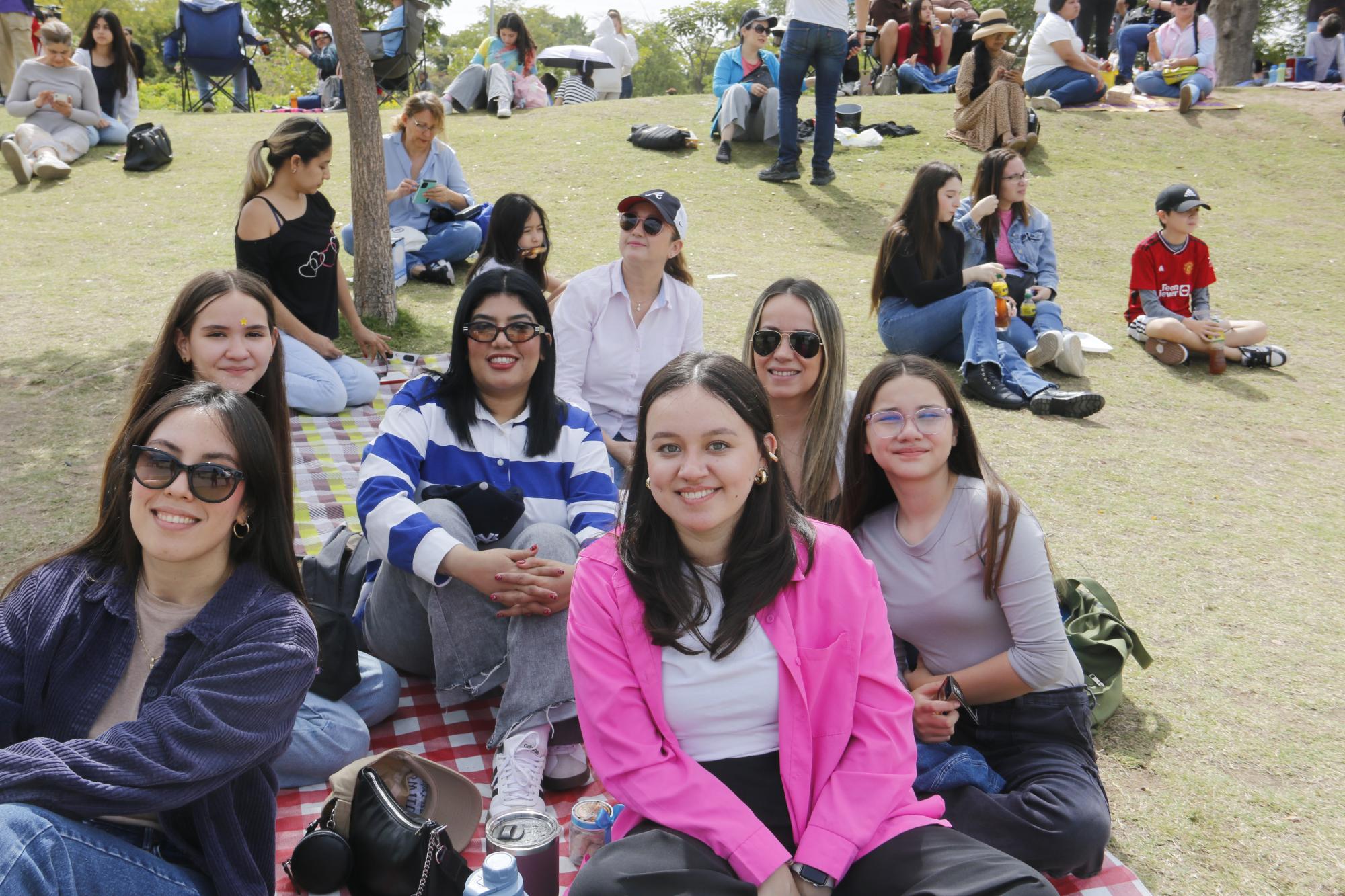$!Las amigas López, Villegas, Soto y Tirado se reunieron para ver el Eclipse.