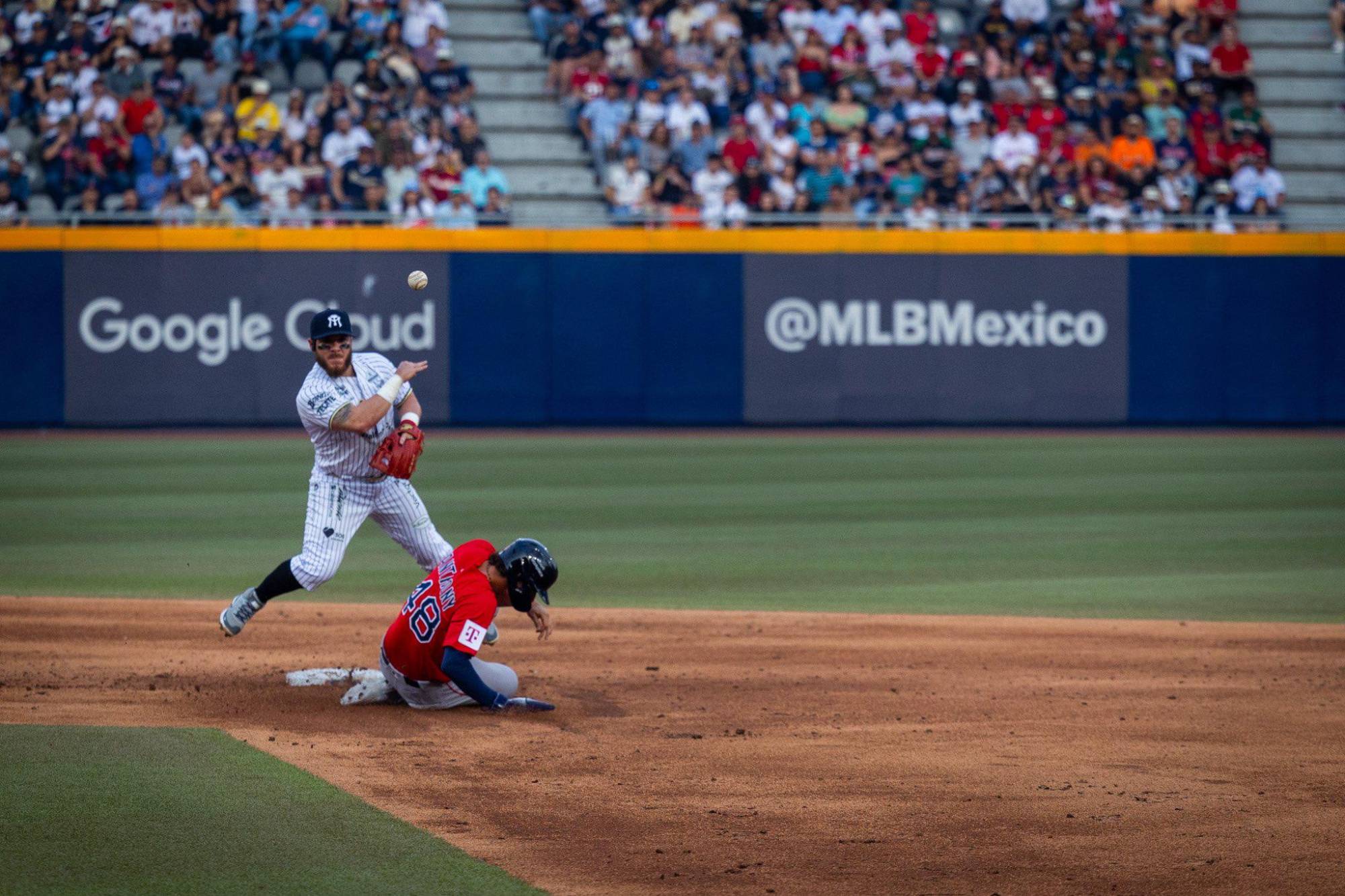 $!Sultanes vende cara la derrota ante Medias Rojas en el segundo juego