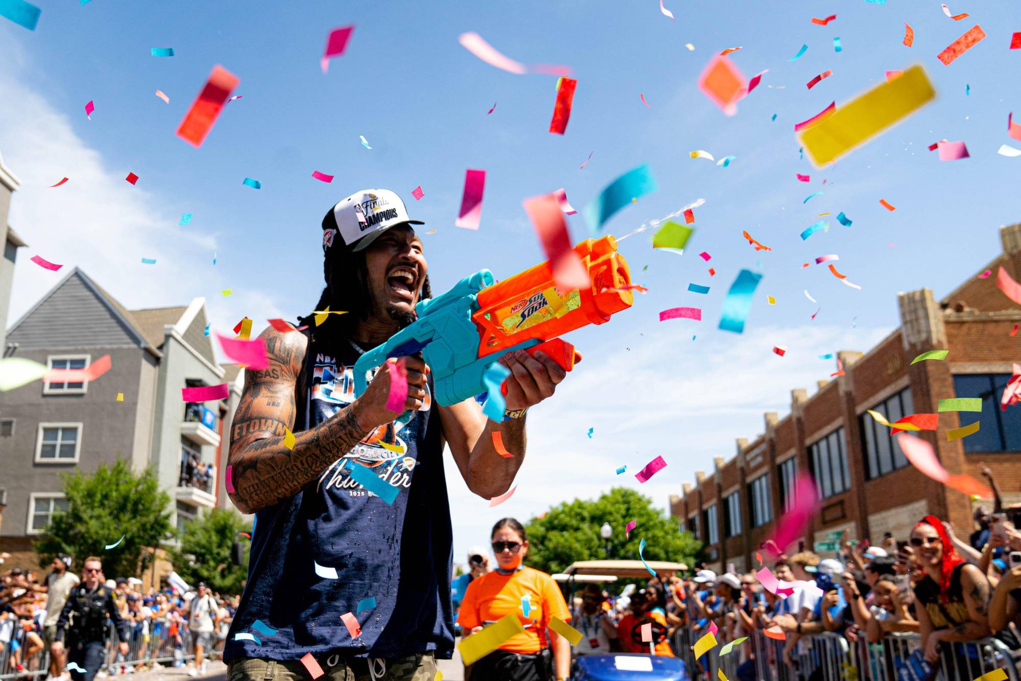 $!Afición del Thunder abarrota las calles de Oklahoma City para celebrar el anhelado título