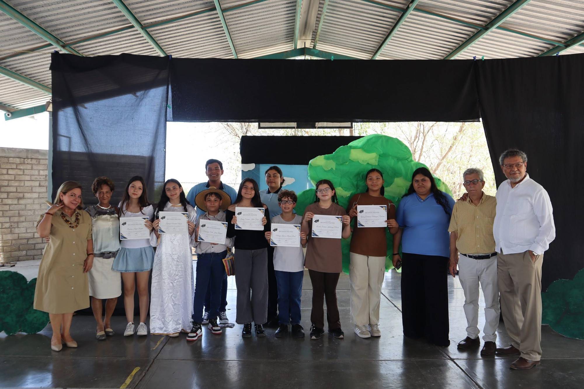 $!Los participantes recibieron su diploma.