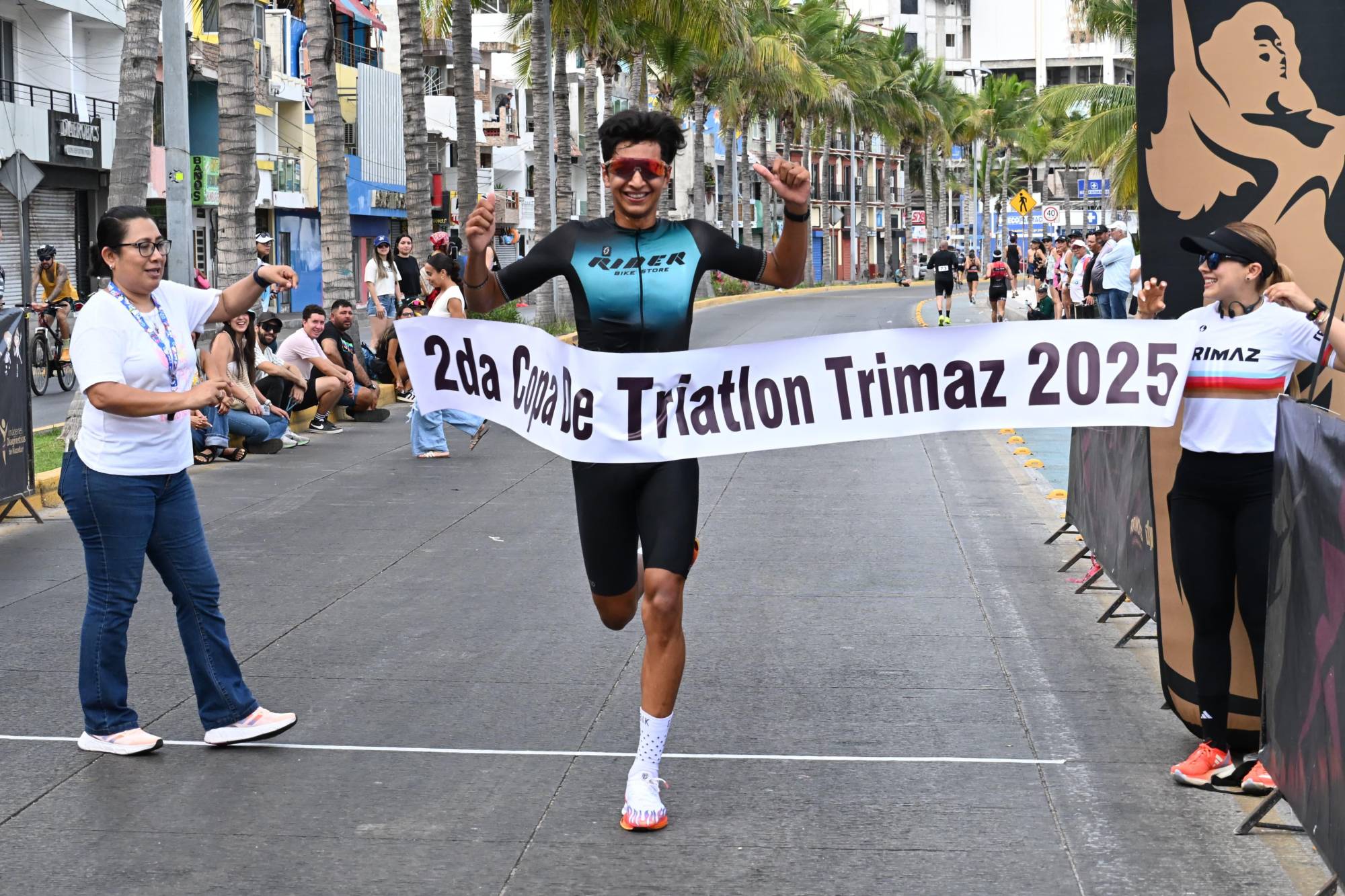$!José Luis Zazueta y Antonella Guzmán triunfan en el Triatlón Trimaz 2025