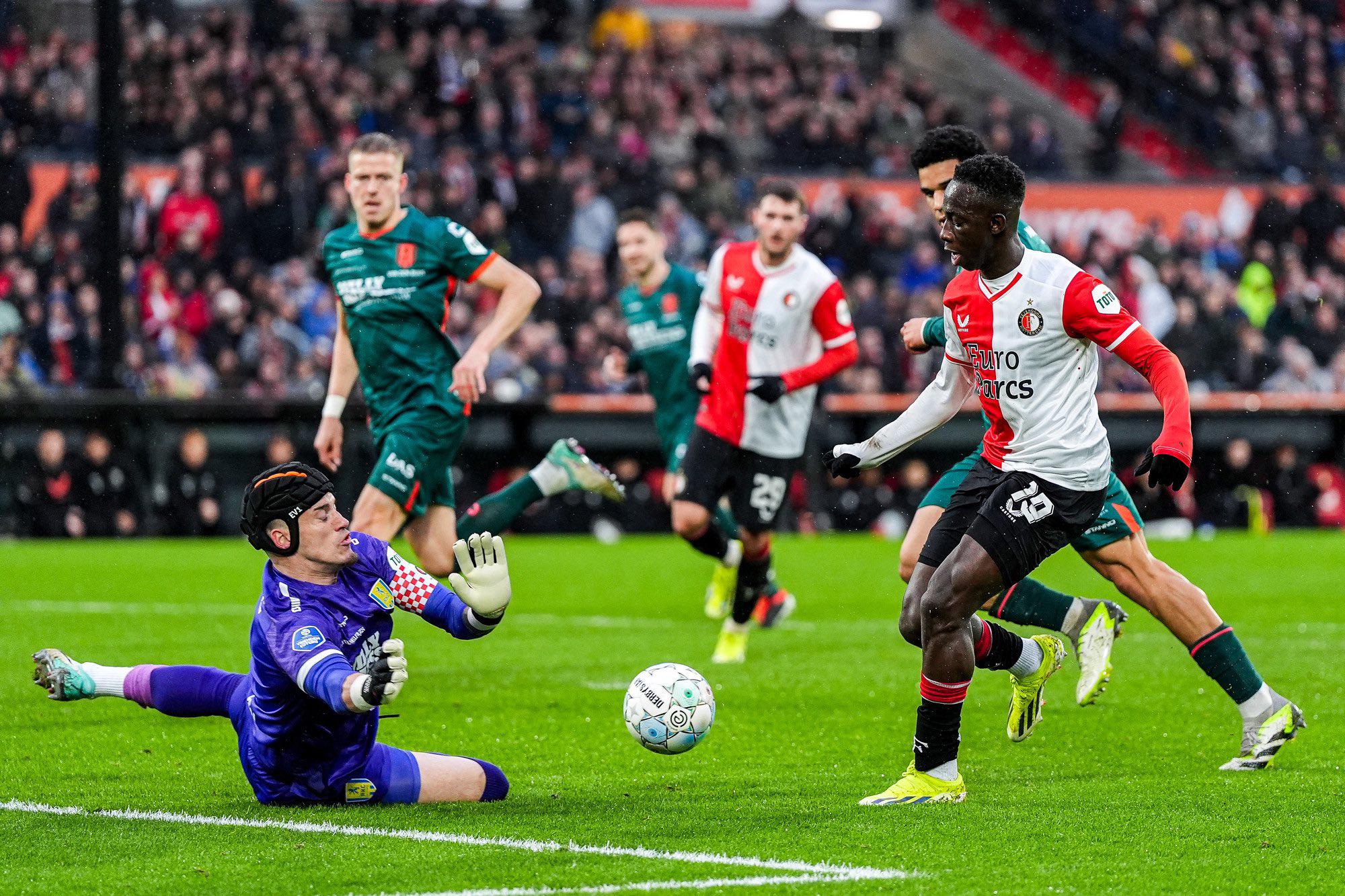 $!El Feyenoord saca sufrido triunfo; Santi Giménez se va sin gol