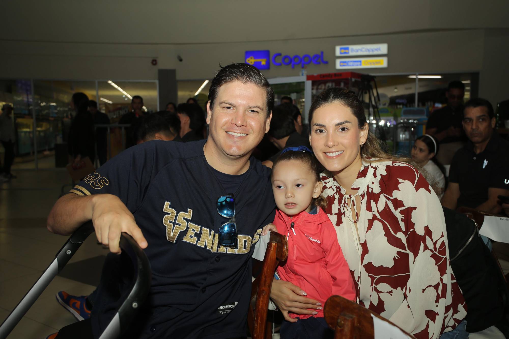 $!Isaac y Marena Urquijo junto a Gloria Frías.