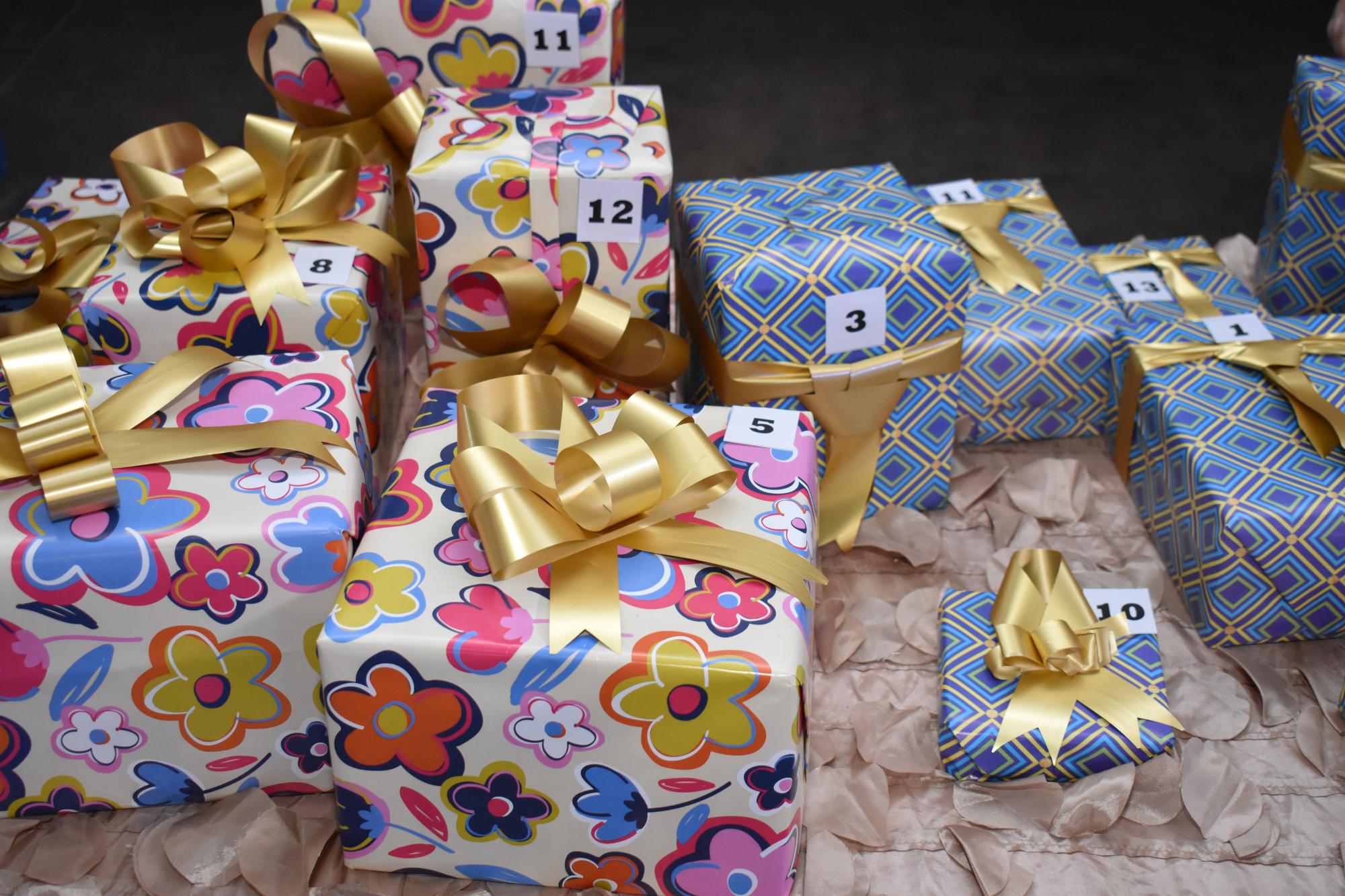 $!Los padres de familia participaron en una rifa de regalos.