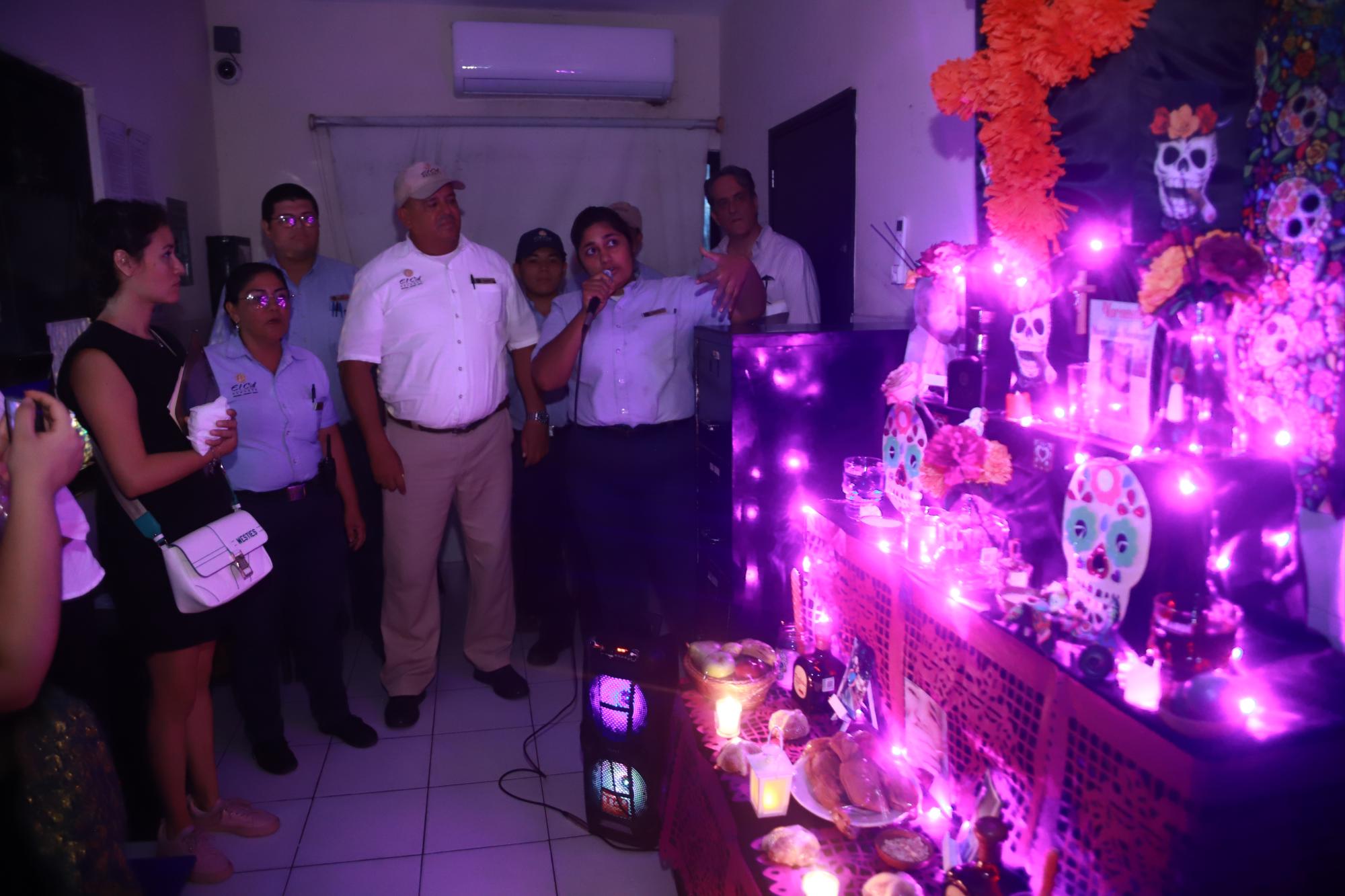$!En cada altar sus integrantes explicaron a los jueces en qué consiste la tradición y que elementos tenía el suyo.