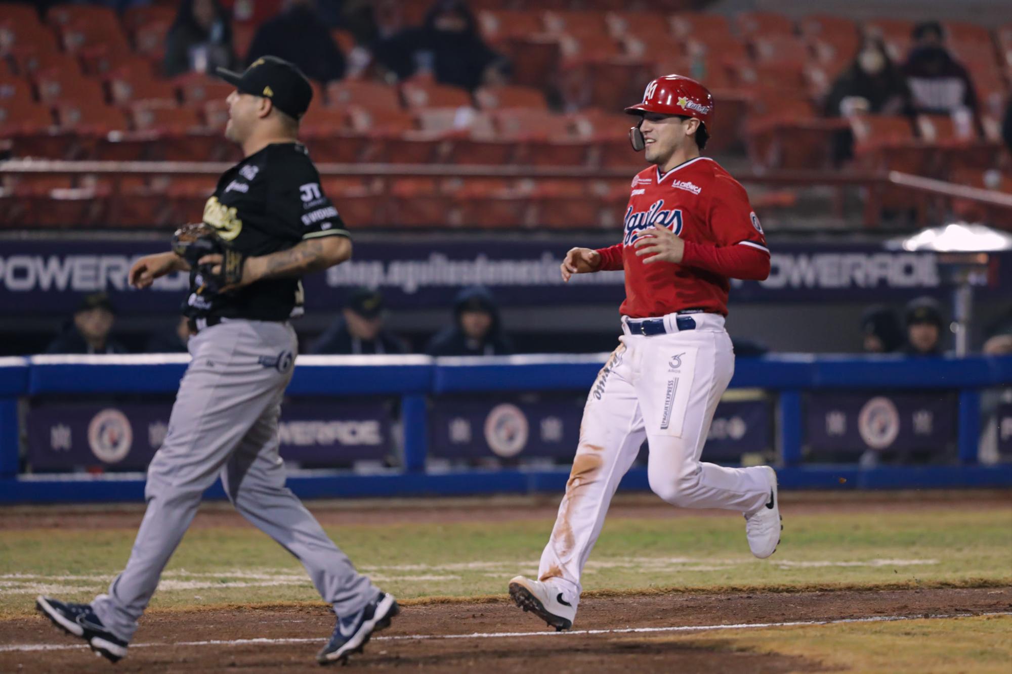 $!Dramático triunfo de Águilas ante Sultanes en entradas extras para emparejar la serie