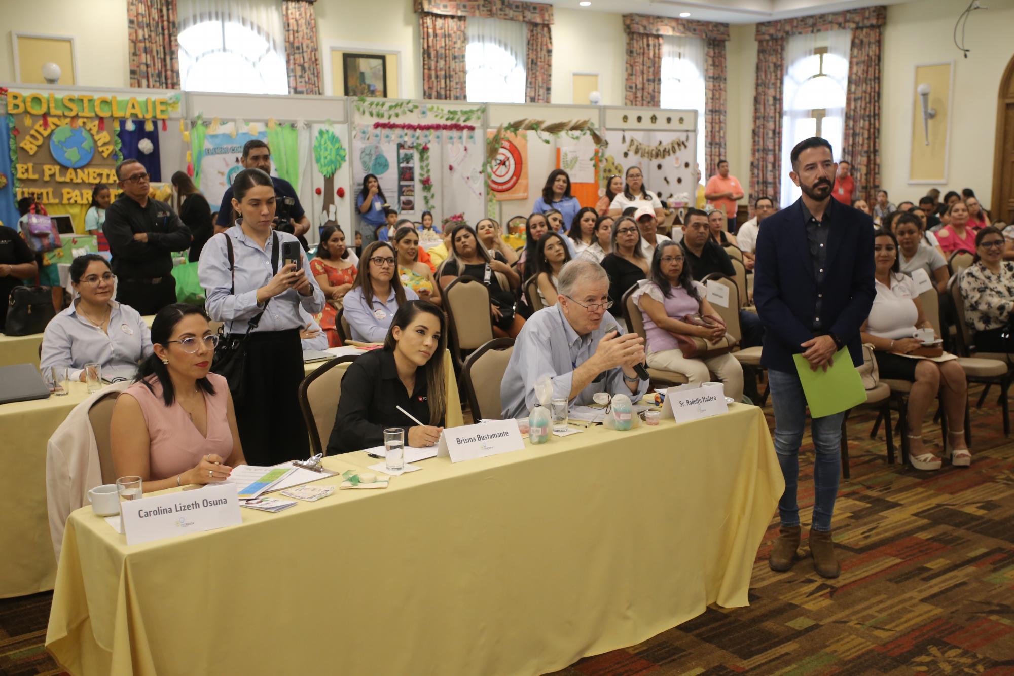 $!Carolina Lizeth Osuna, Brisma Bustamante y Rodolfo Madero, quienes fueron los jurados del evento, realizaron preguntas a los pequeños sobre sus proyectos.