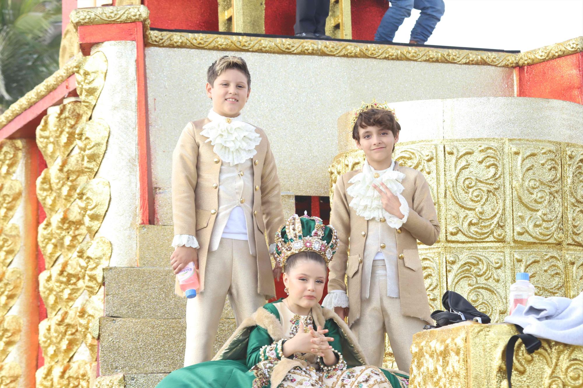 $!Ricardo Velarde y Emiliano Hernández acompaña a María Paula I, en su carroza real.