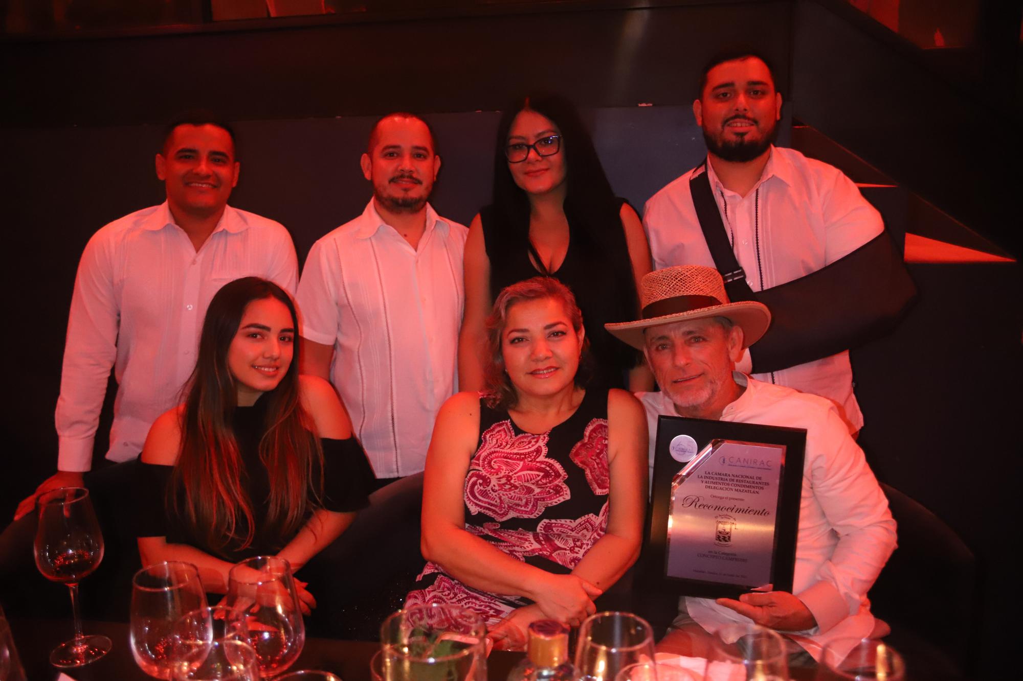 $!Carlos Angulo, Aureliano Reátiga, Dulce María Berrelleza, Marco Pablo Reátiga, Diana Paula Reátiga, Luz María Vázquez y Aureliano Reátiga Aispuro ganadores de la distinción al restauante Conceptos Mexicanos, El Aureliano de La Noria.