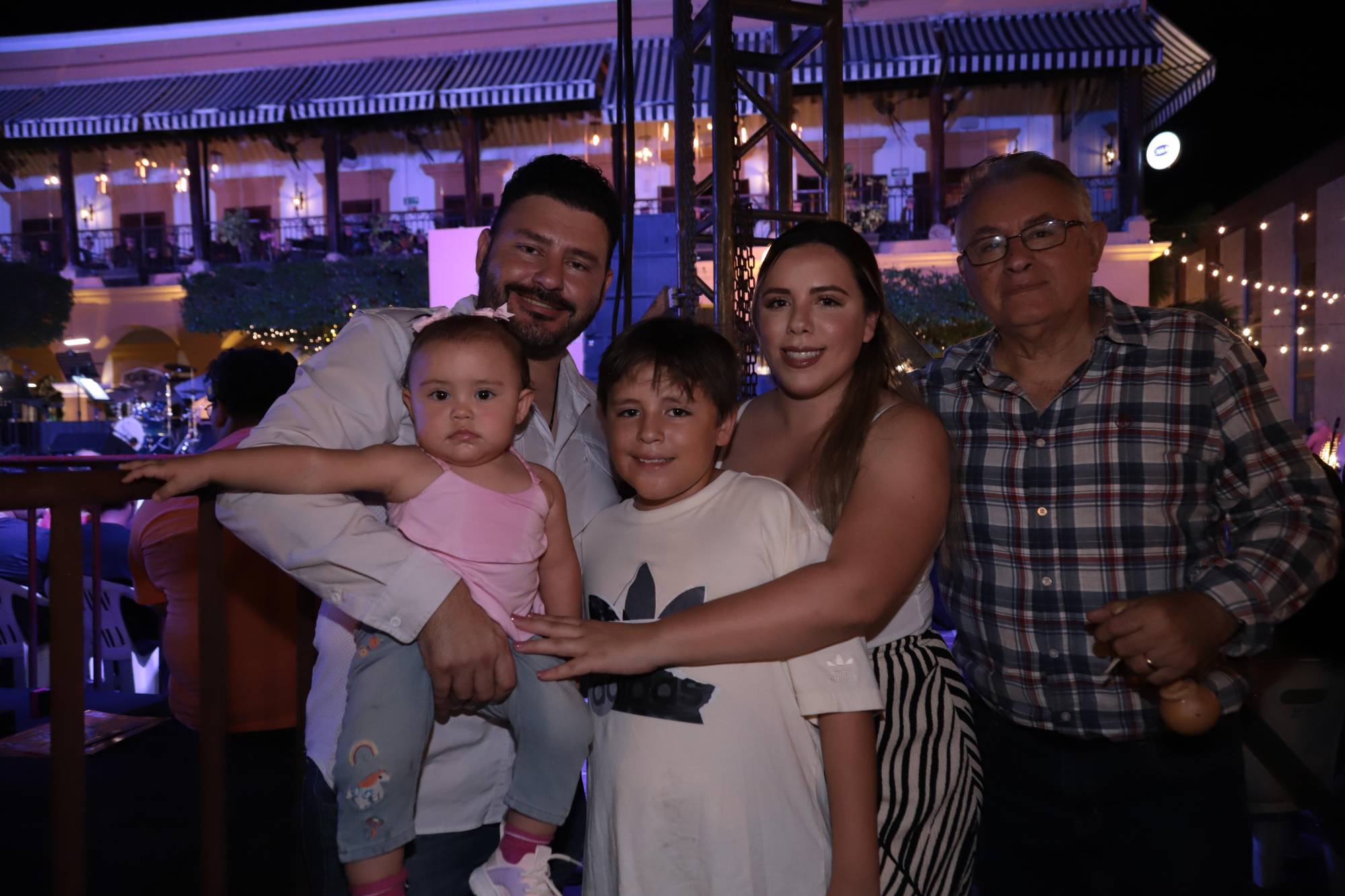 $!Óliver Ocampo y Linda Jiménez junto a sus hijos, Zara y Oliver, y el abuelito de sus hijos, David Ocampo.