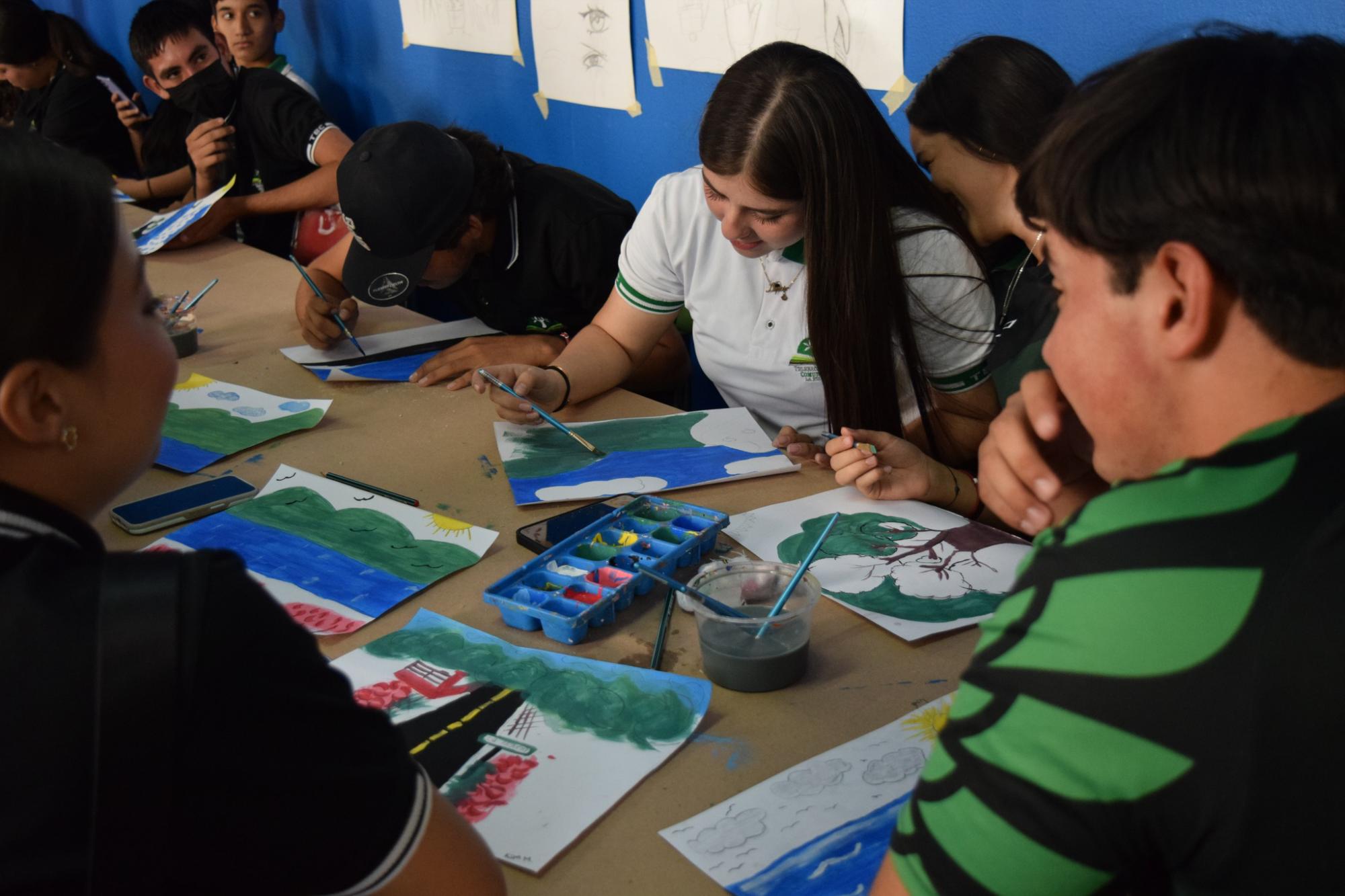 $!Luego del recorrido, los alumnos del Telebachillerato de La Higuera se expresan de manera plástica.