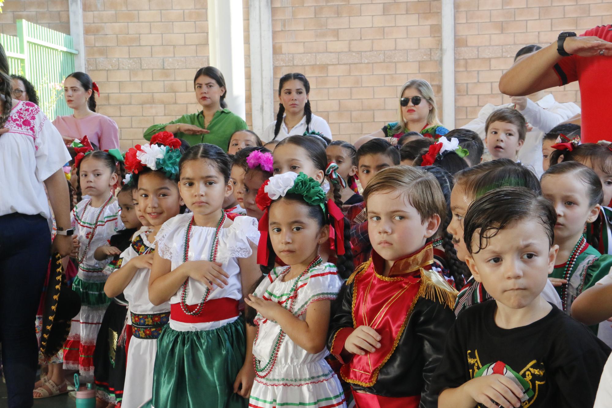 $!Los pequeños mostraron su respeto al símbolo patrio.