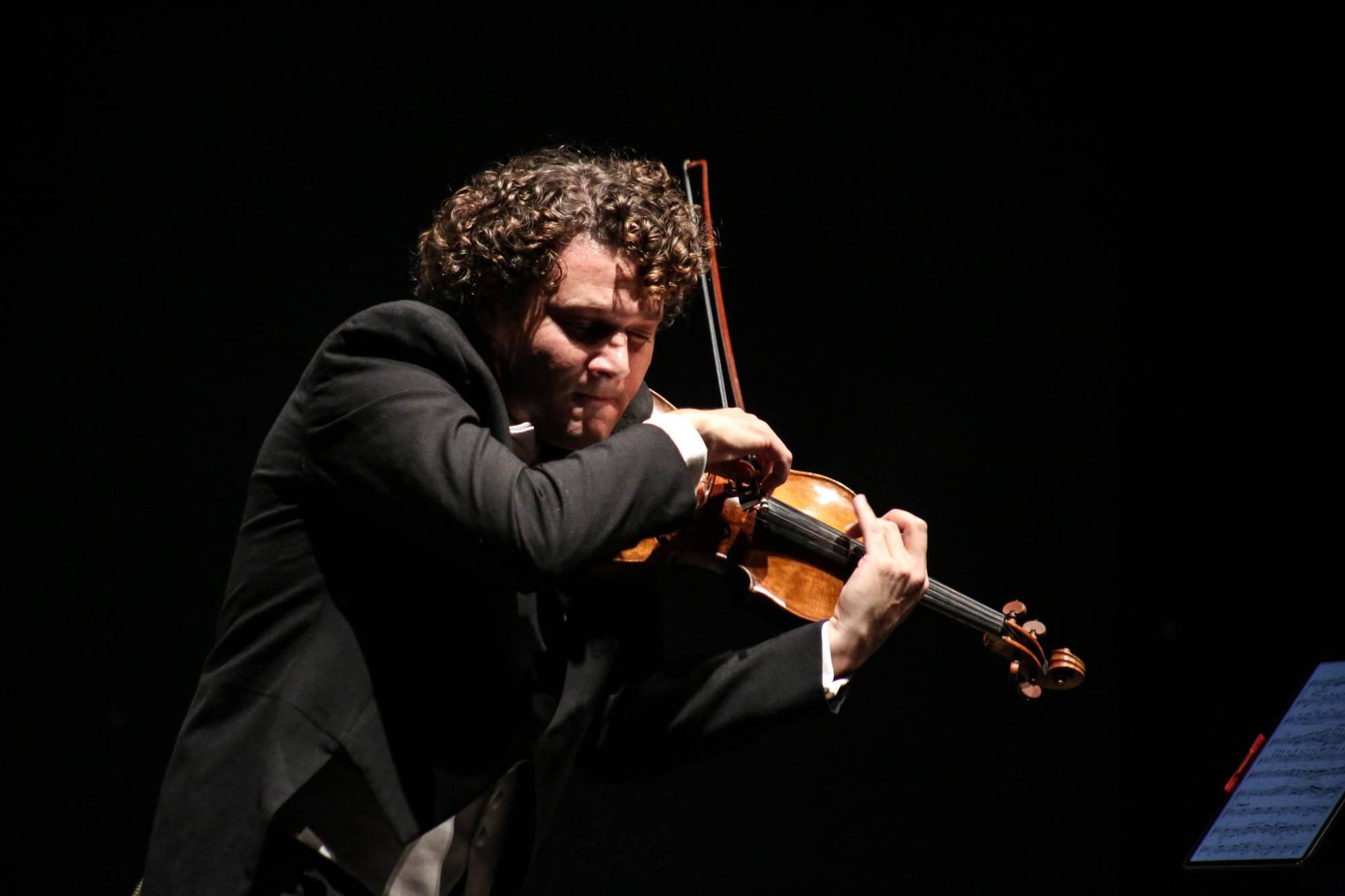 $!Además de dirigir, Da Costa interpretó como violinista la Serenata melancólica.