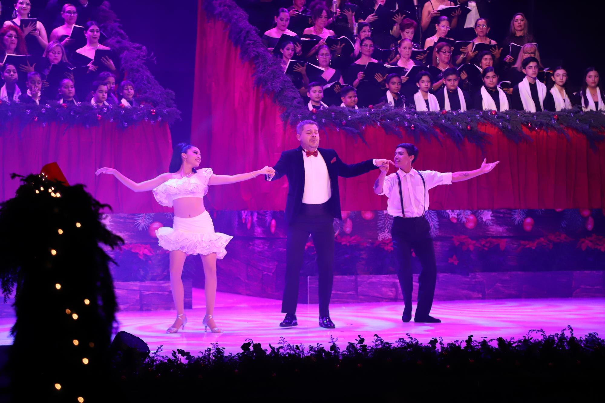 $!El tenor Andrés Carrillo entre los bailarines Alicia Bacasehua y Manuel Hernández.