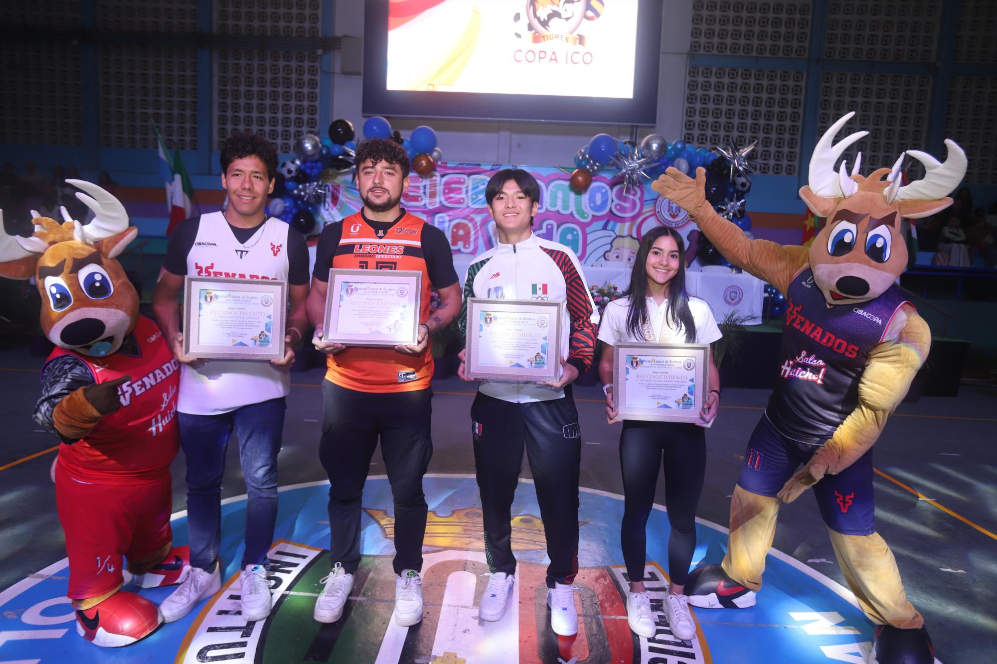$!Francisco Acosta, Nico García Williams, Hiroto Javier Yoshii Mizukami y Jennifer Valeria Tirado Chavarín con sus reconocimientos.