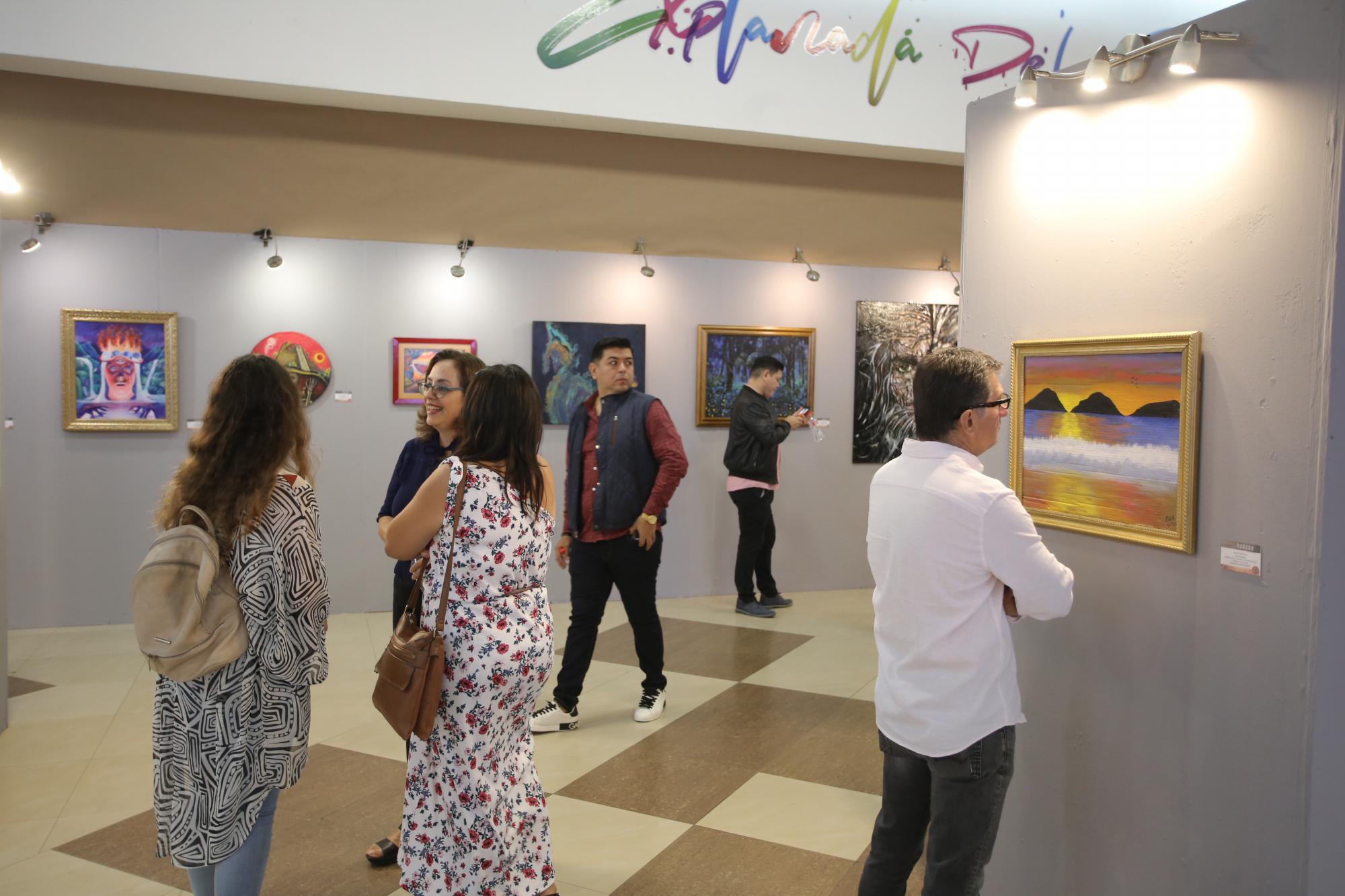 $!Los asistentes a la Gran Plaza pueden apreciar la exposición.