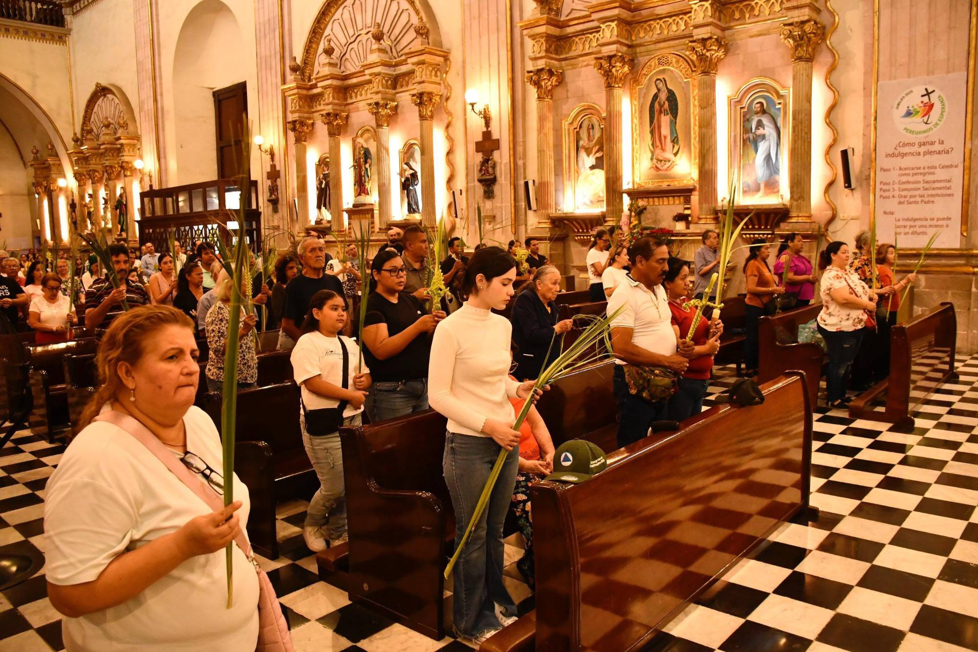 $!‘No podemos vivir solo pensando cuándo seremos felices’, llama Obispo de Culiacán este Domingo de Ramos