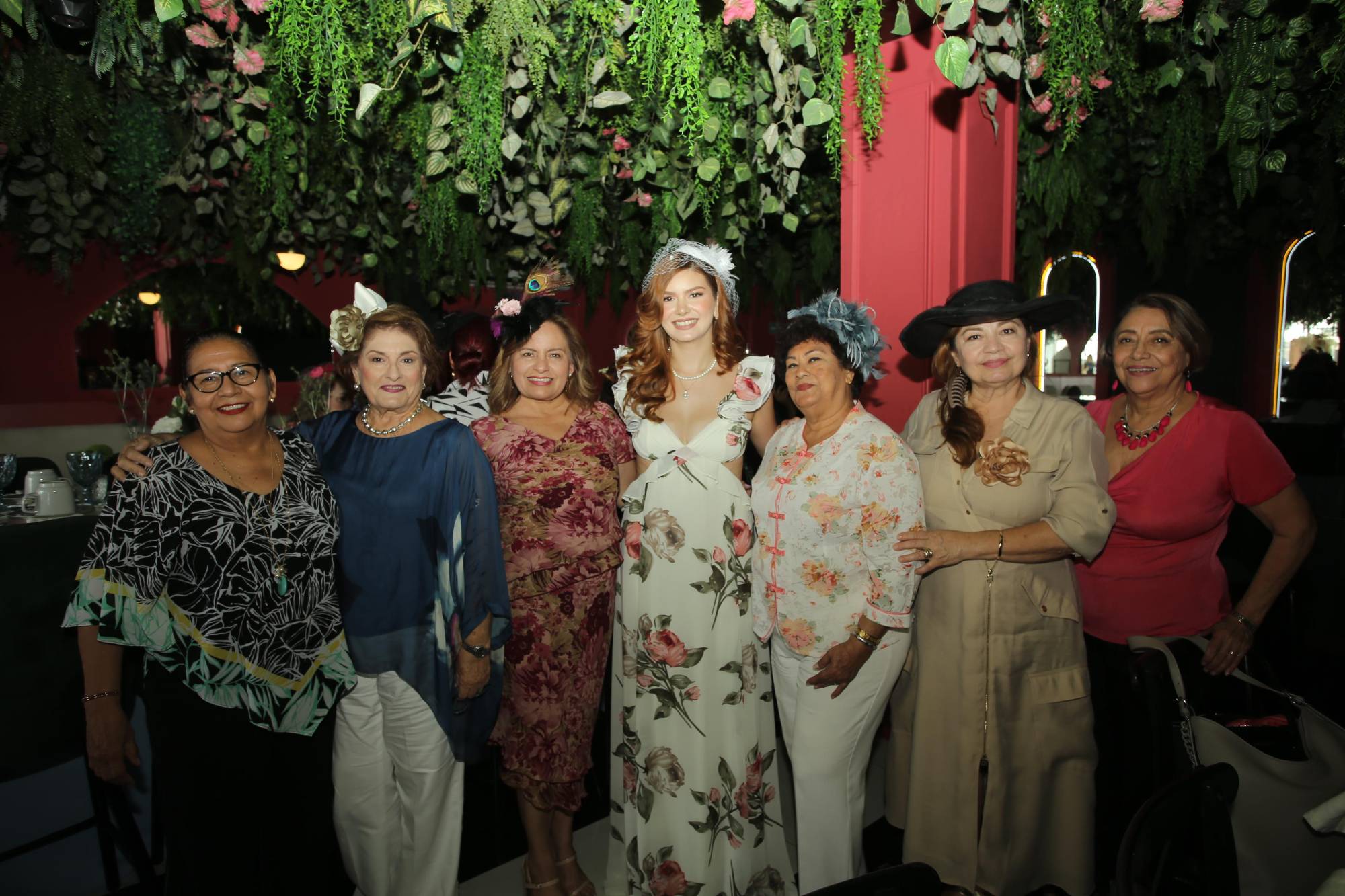 $!Andrea Michelle entre Rebeca Mejía, Coco Urrea de Valadés, Liz Benítez, Vicky Torres de Aguilar, Eutolia Zamora y Ana Luisa Lizárraga.