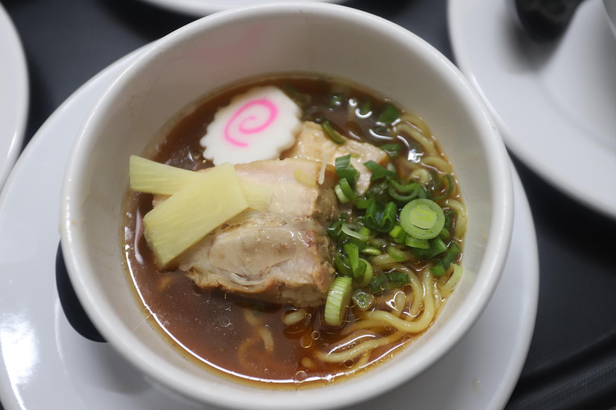 $!El segundo tiempo fue un caldo base tonkotsu shoyu/dashi tare fideo sun noodle, con pork belly chashu, aceite de ajo negro, cebollín, menma y naruto, del chef Miguel Taniyama.