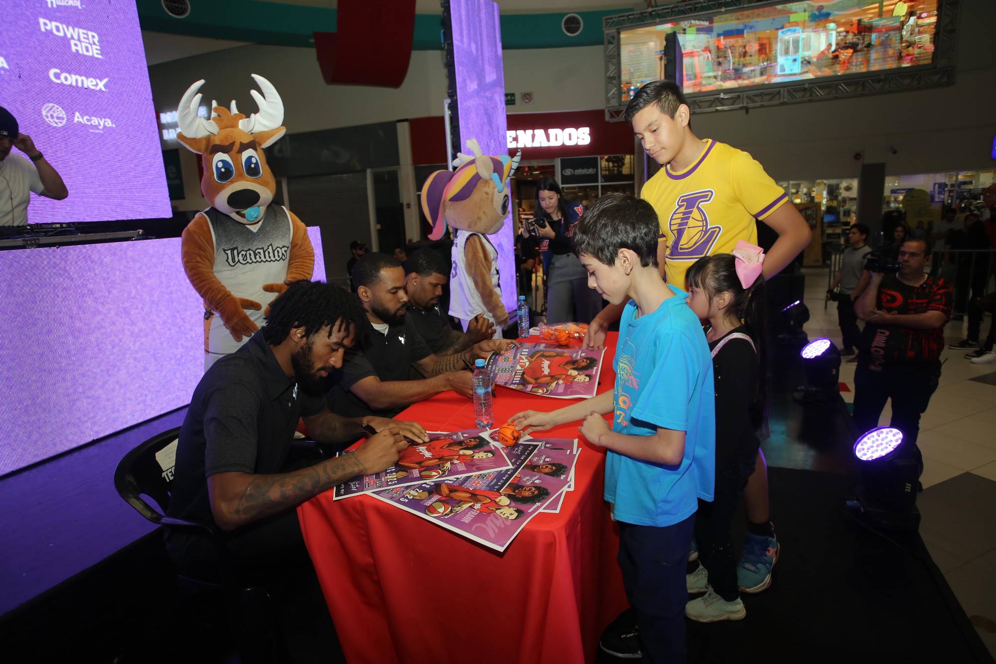 $!Previo al destape algunos jugadores realizaron firma de autógrafos.